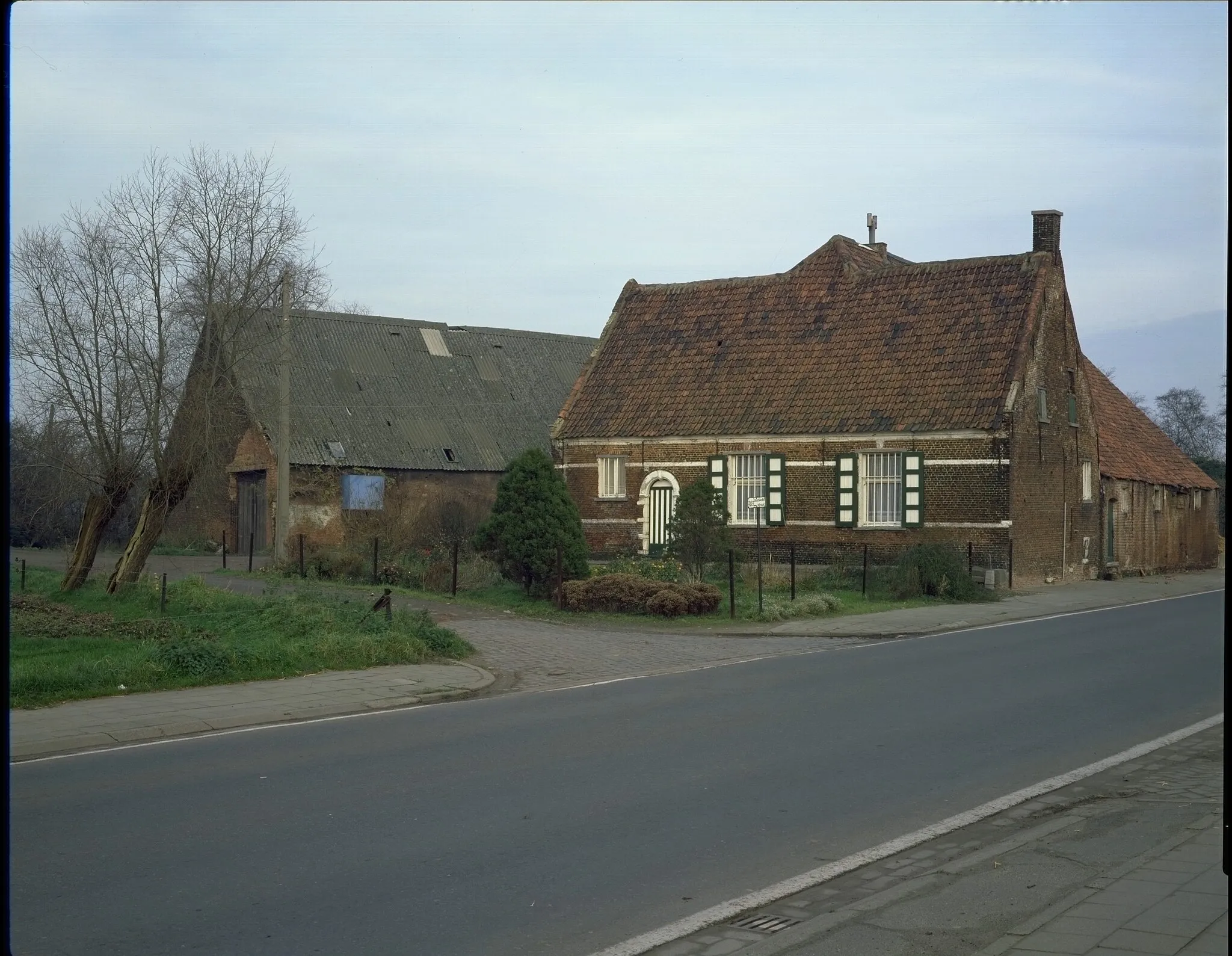 Photo showing: Hoeve "Klooster-Kapucienen-hoeve" (°XVII) T-vormigwoonstalhuis - alg.zicht met gevel - woonhuis (L.45°)