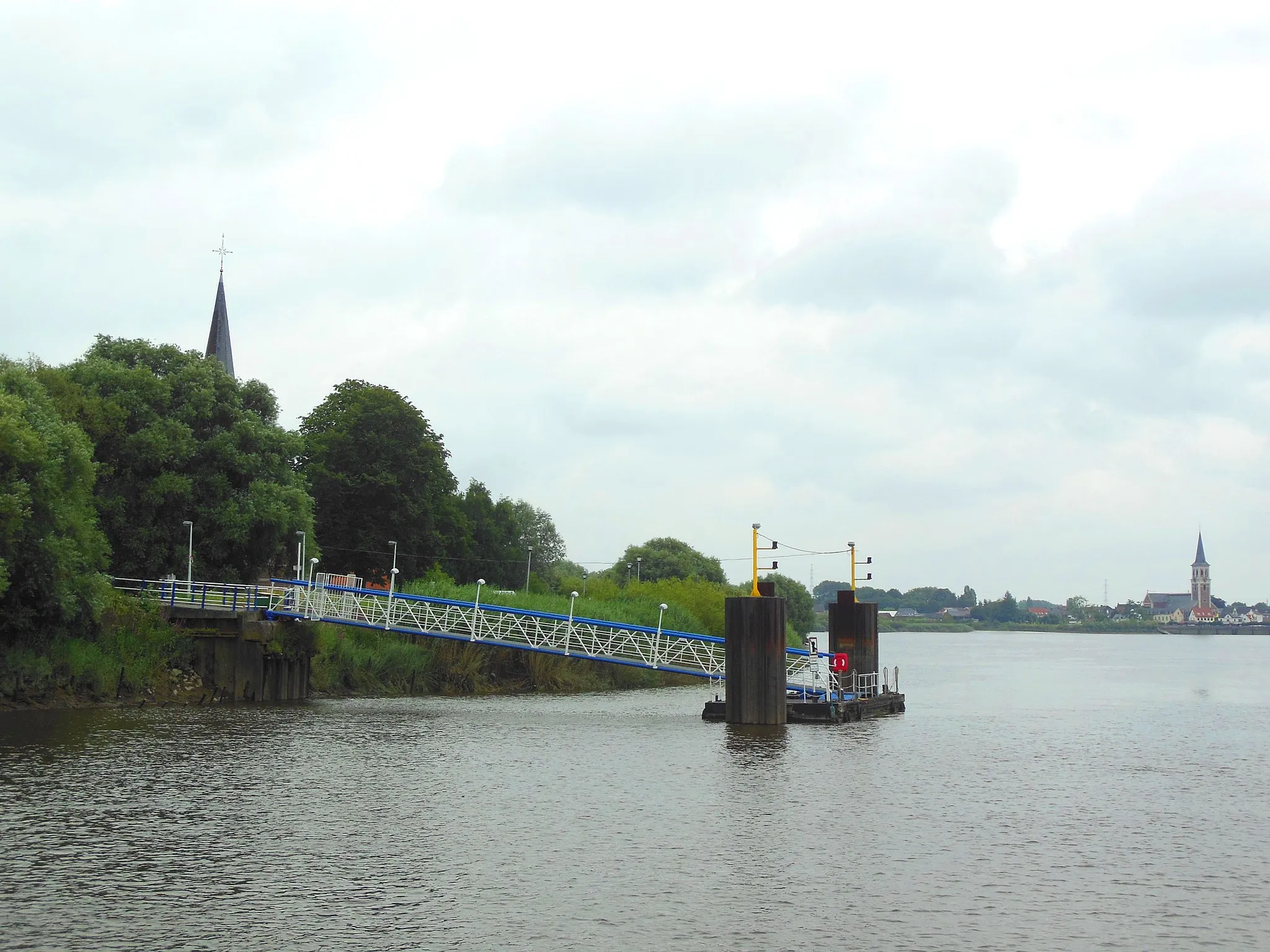 Photo showing: foto genomen vanop de Schelde, van de dorpen Mariekerke (vooraan) en Sint - Amands (achteraan, in Klein - Brabant