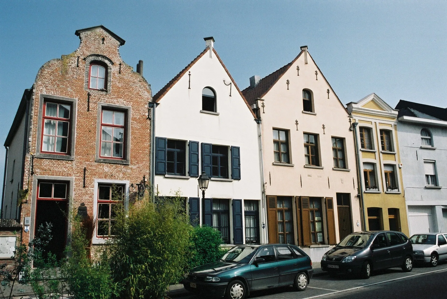Photo showing: Monumental 16th century houses in the Kerkstraat (Sint-Amands)
Photo: Frans De Leeuw