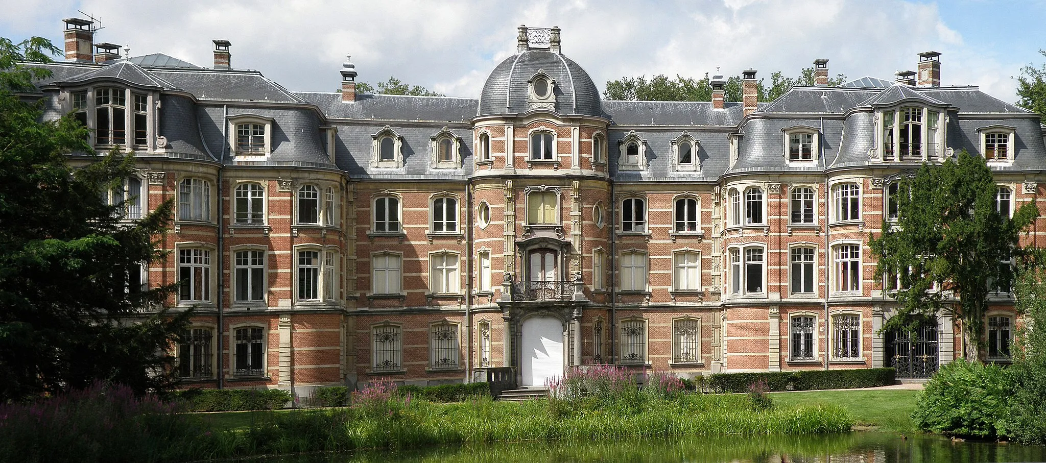 Photo showing: Stabroek, comm. dans la prov. d'Anvers (Belgique), à la frontière hollandaise. Château Ravenhof, de style néo-rococo, édifié pour partie début XIXe, pour partie début XXe. Arch. Fr. Stuyck. Parc s'étendant de part et d'autre de la frontière. Gloriette en territoire hollandais. Sur la photo : façade sud (arrière, côté jardin).