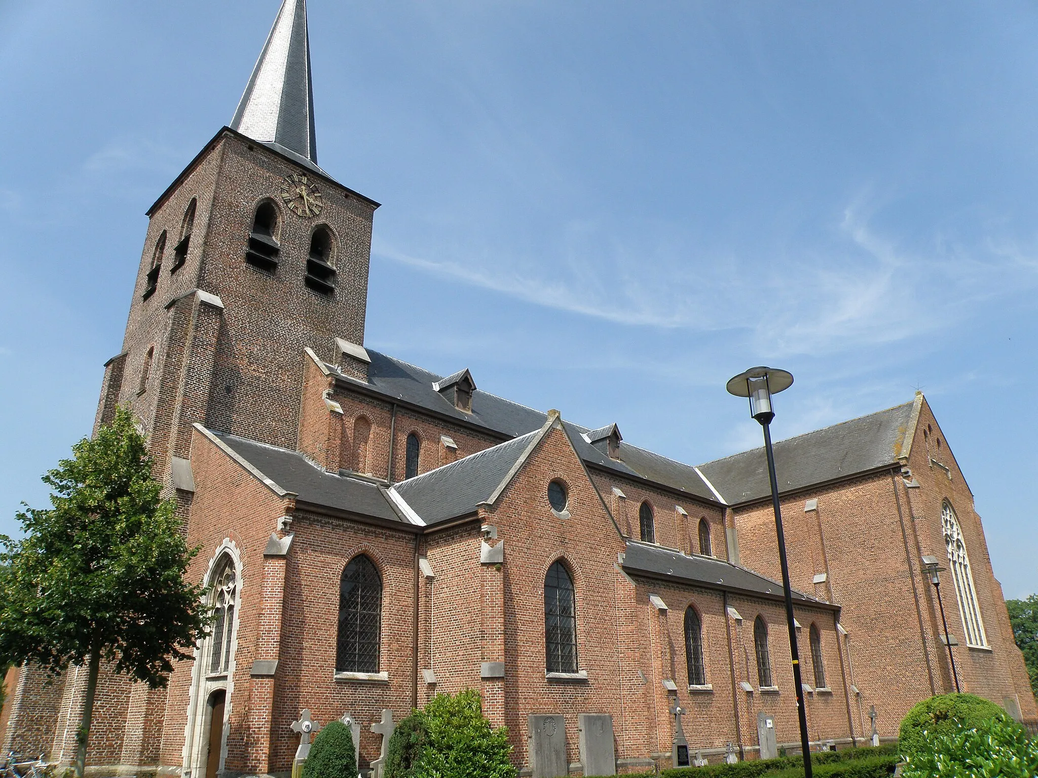 Photo showing: Vosselaar, nabij Turnhout, prov. Antwerpen, België. Onze-Lieve-Vrouwkerk met neogotisch schip (af 1886, n.o.v. arch. Taeymans) en laatgotische westertoren (16e eeuw).