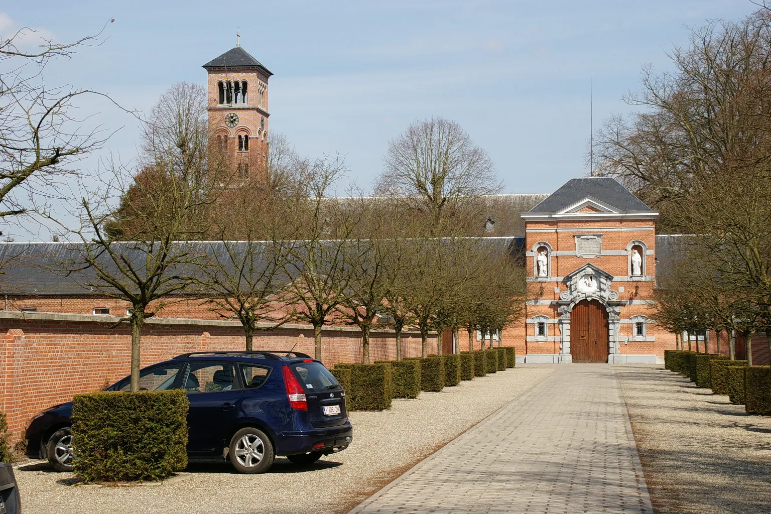 Photo showing: Westmalle Abbey entrance, with campanile in the background