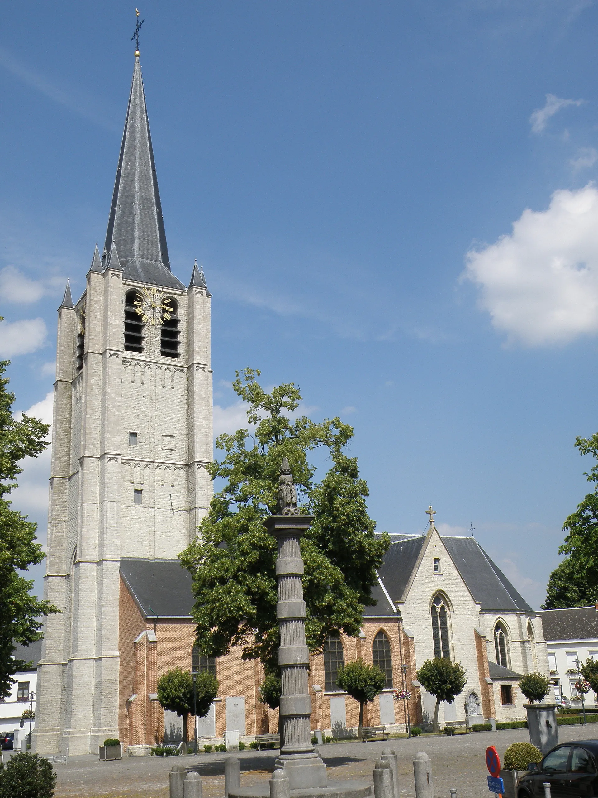 Photo showing: Wommelgem (prov. Antwerpen, België). Sint-Pieters- en Pauluskerk.
