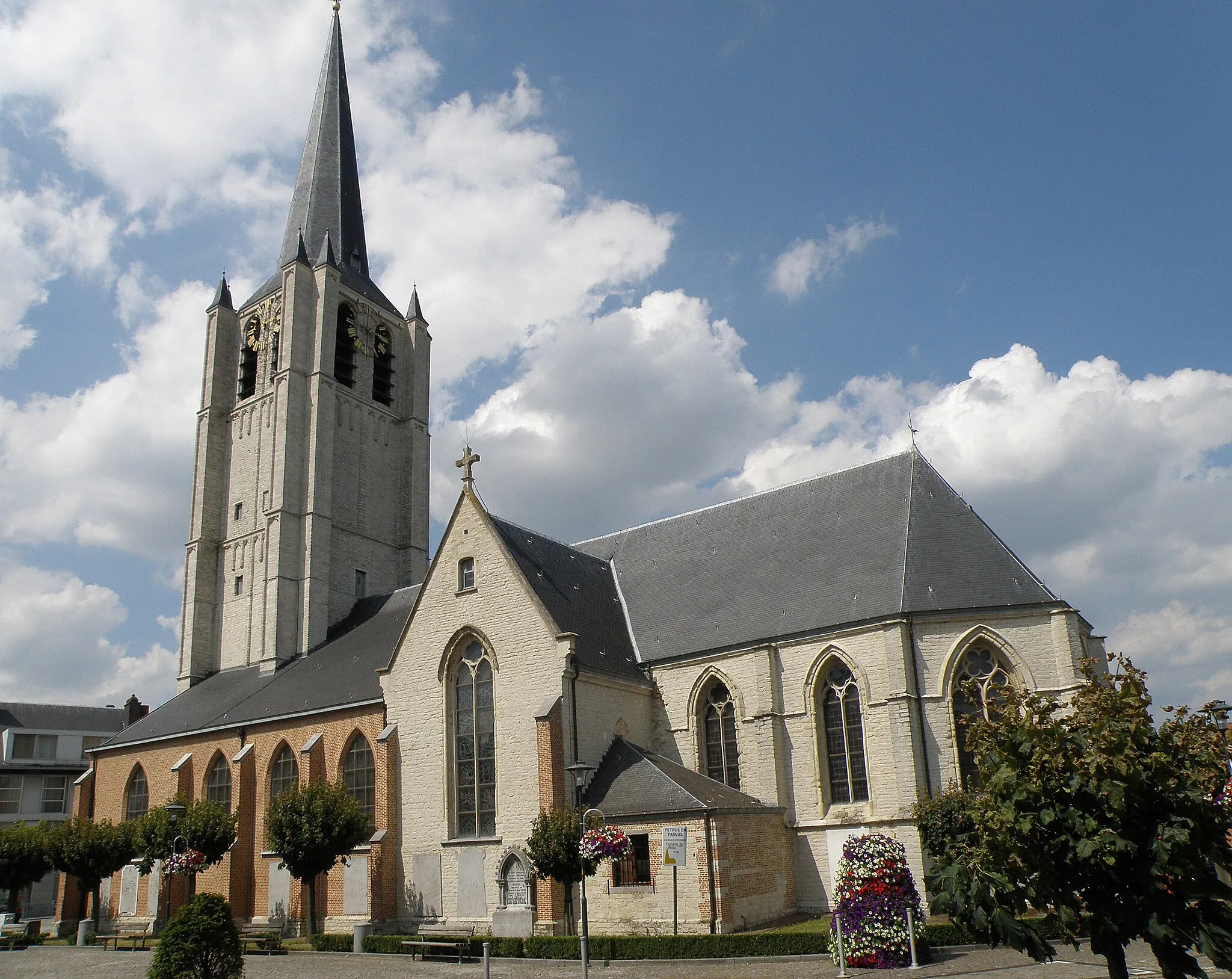 Photo showing: Wommelgem (prov. Antwerpen, België). Sint-Pieters- en Pauluskerk.