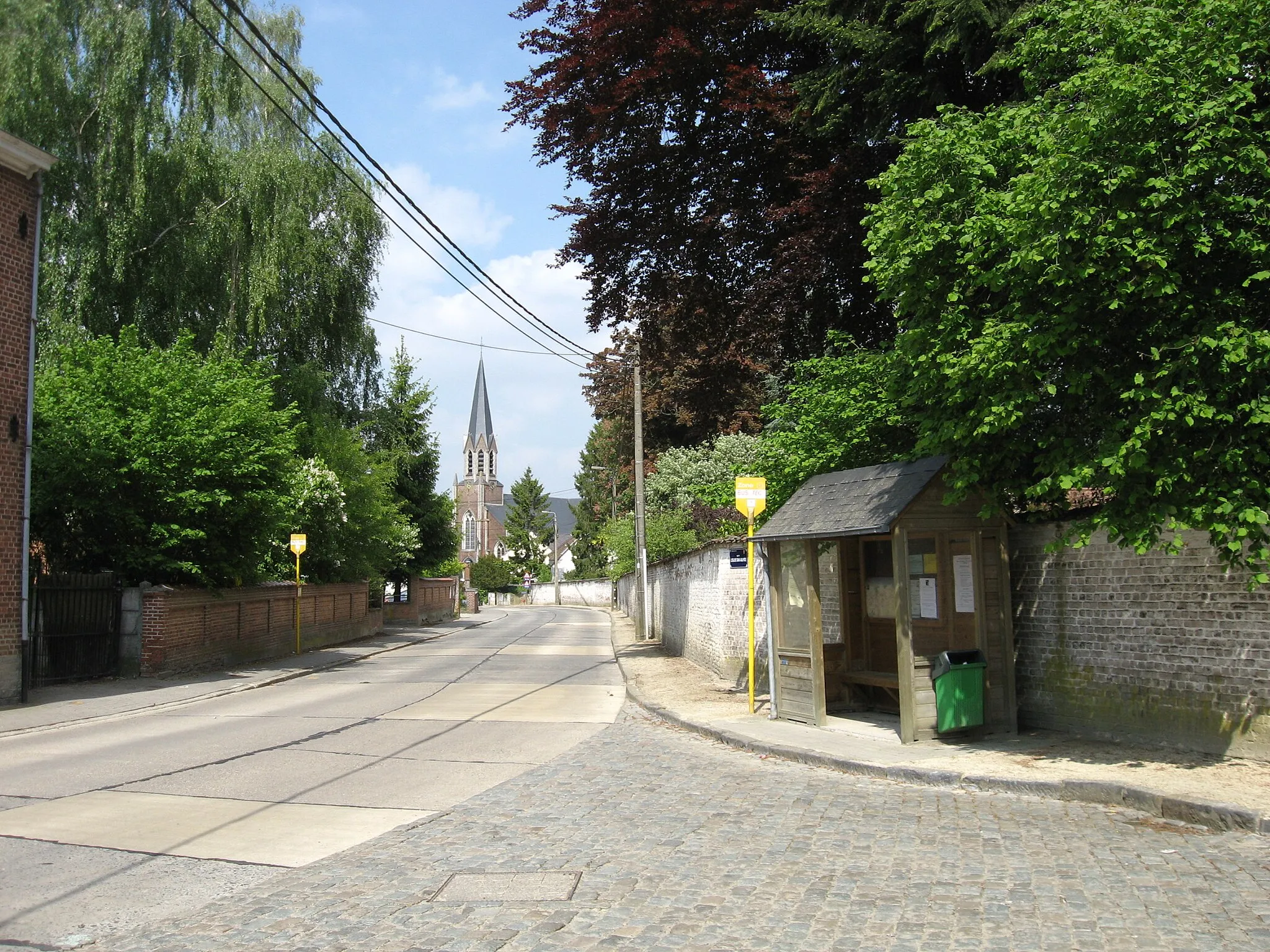 Photo showing: Beauvechain streetview with a TEC line 18 busstop.