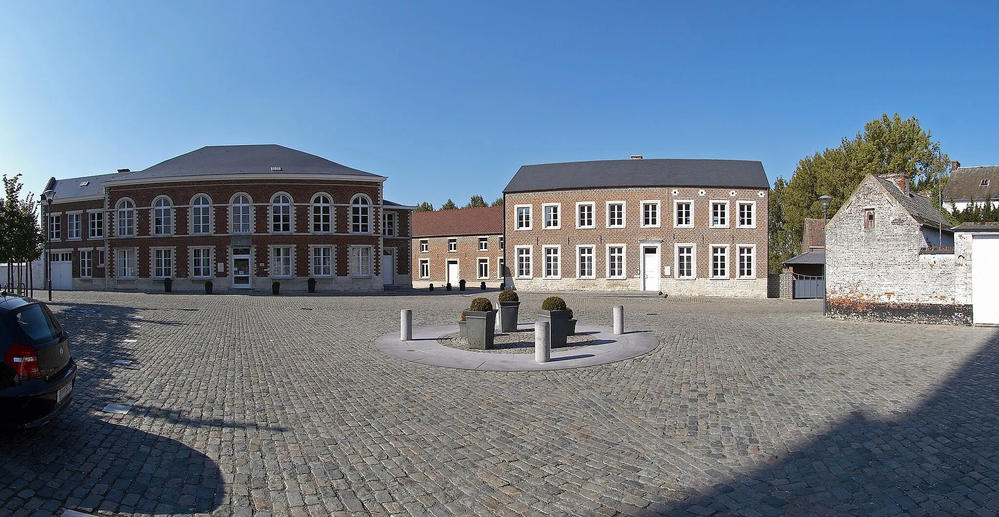 Photo showing: Place Communale with town halls