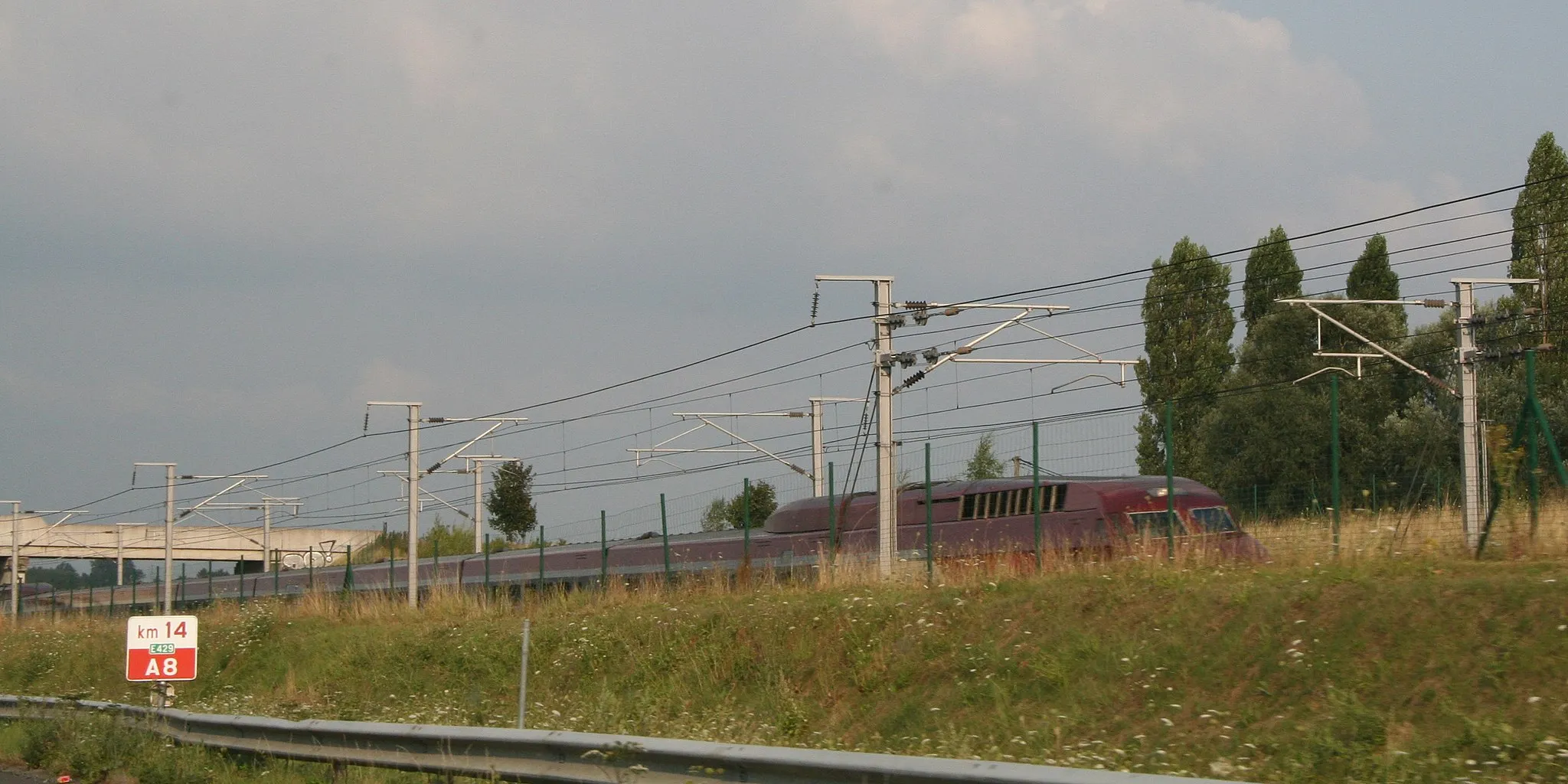 Photo showing: Photo d'un Thalys depuis l'autoroute belge A8