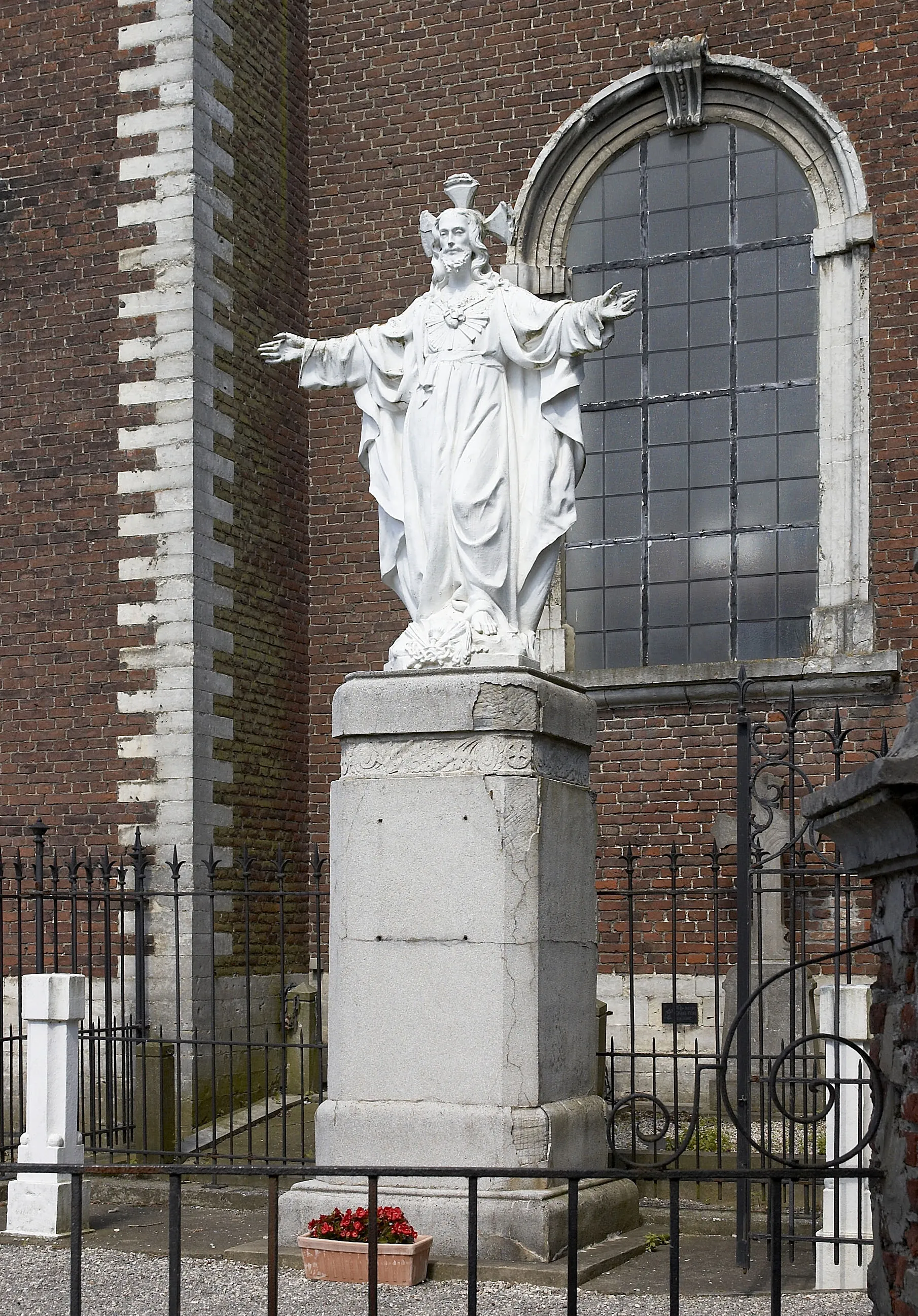 Photo showing: Statue in front of the Notre-Dame de l'Assomption church in Bossut-Gottechain, Belgium