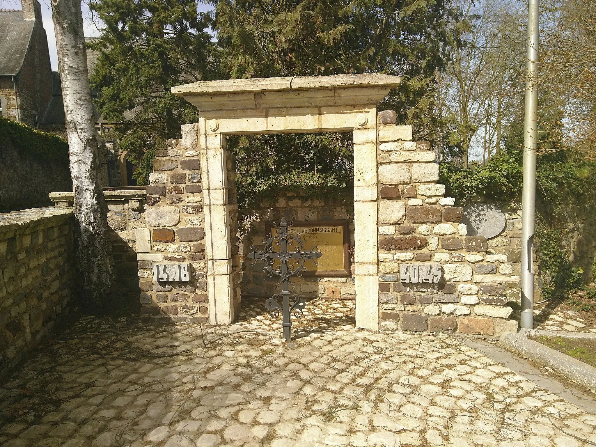 Photo showing: Monument aux morts 14-18 et 40-45, construit avec des vestiges de la chapelle du Dieu Amant, située chemin Saint-Bavon (à côté de l'église Saint-Bavon au coeur du village de Chaumont (Chaumont-Gistoux)).