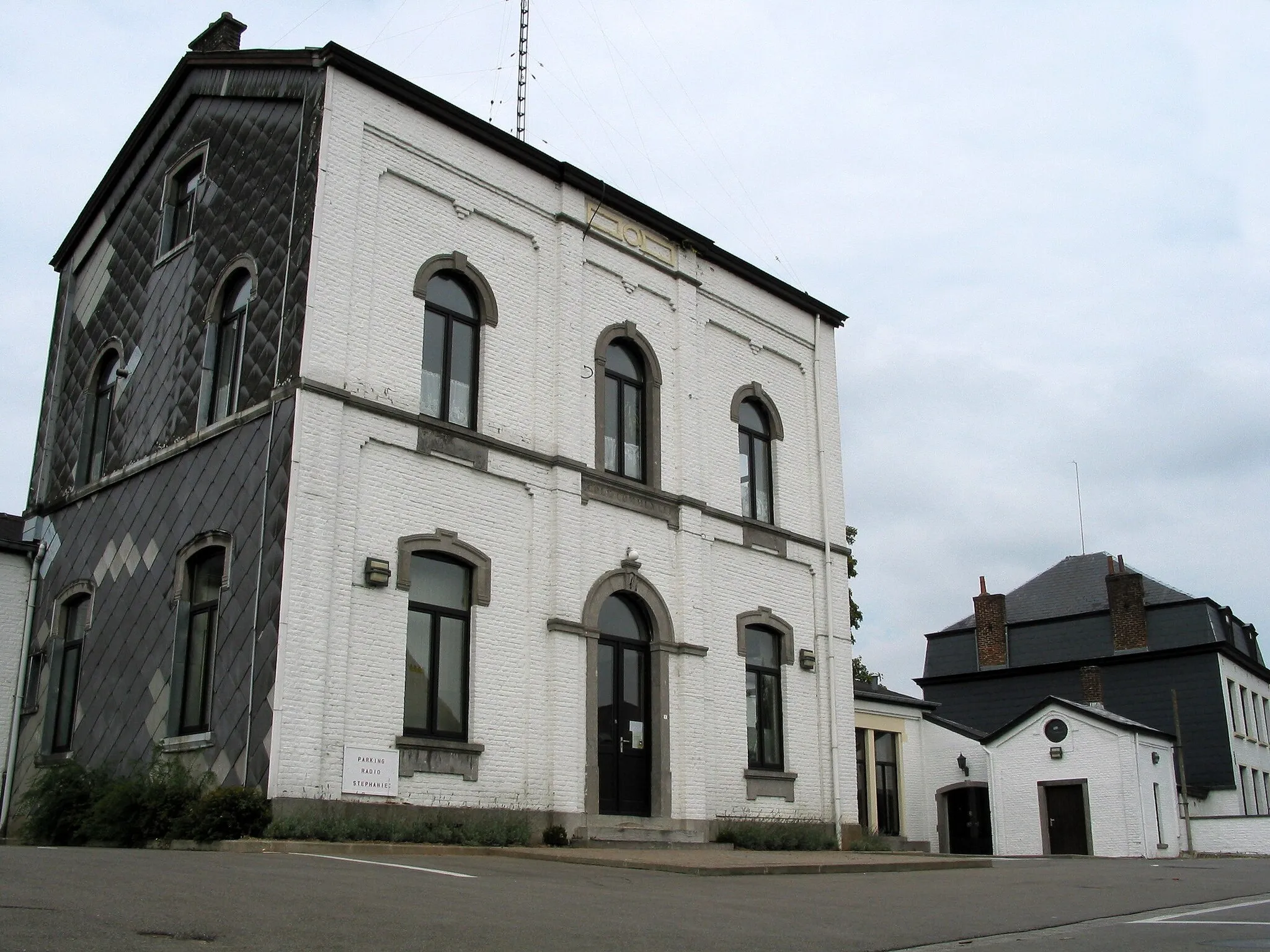 Photo showing: Court-Saint-Étienne (Belgium), the old school.