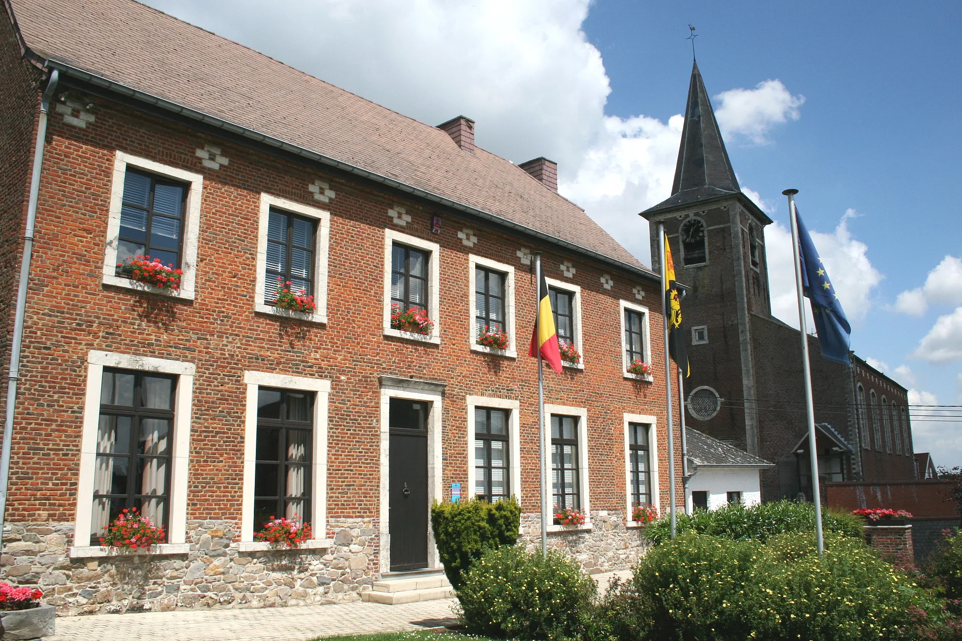 Photo showing: Incourt Belgium, the town hall and the Saint Peter church (1780).