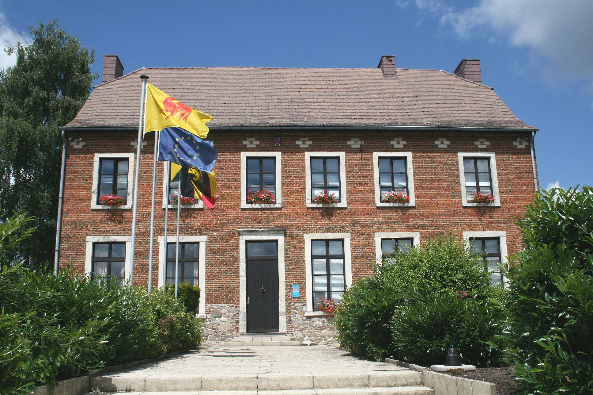 Photo showing: Incourt, the town hall.