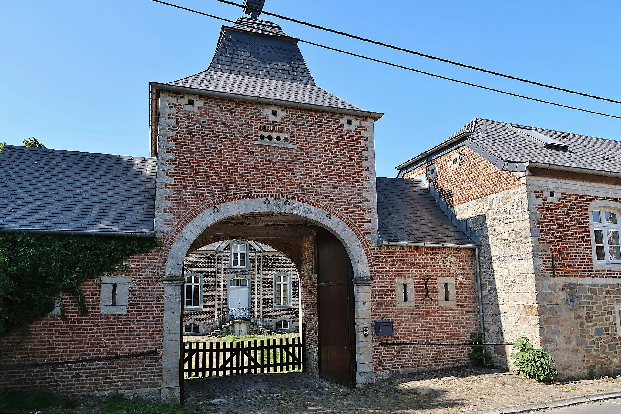 Photo showing: Pastorij met geklasseerde ingangspoort van Jauche (Orp-Jauche)