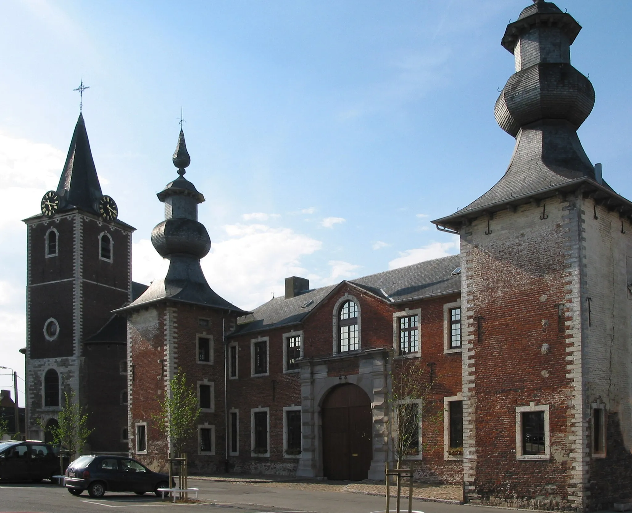 Photo showing: Orp-Jauche (Belgium), the church and the Baillif house.