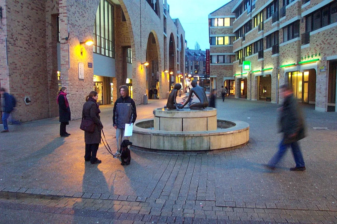 Photo showing: Place de l'Université, centre de Louvain-la-Neuve (Belgique). Au centre, la fontaine "Léon et Valérie".