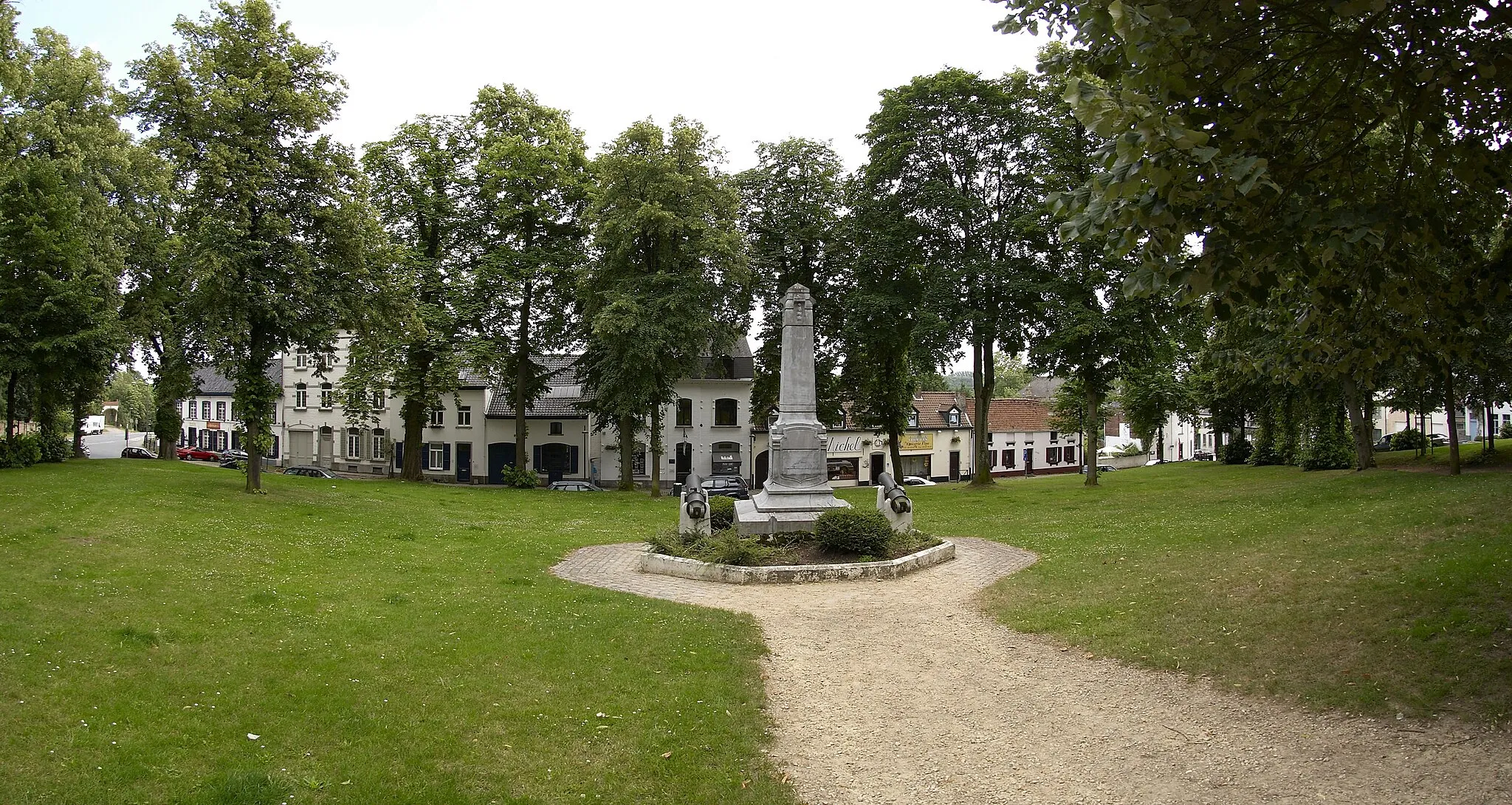 Photo showing: War monument (1914-1918 and 1940-1945) in Place communale in Ohain (part of Lasne) in Belgium