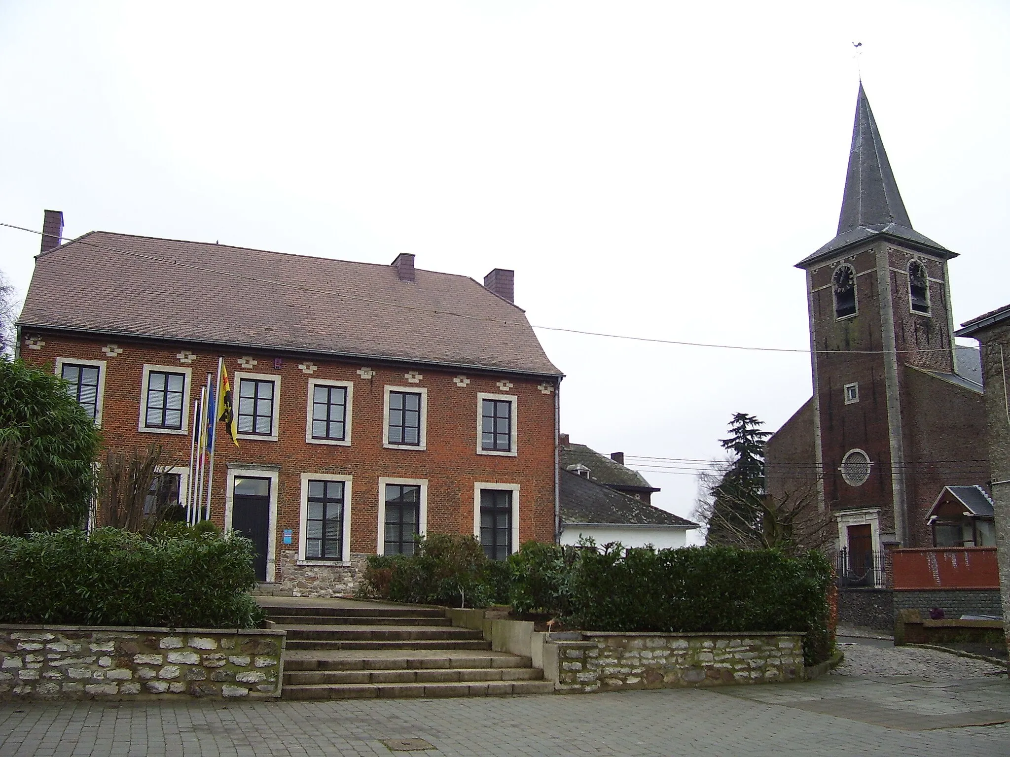 Photo showing: Maison Communale (municipality) and church of Incourt, Belgium