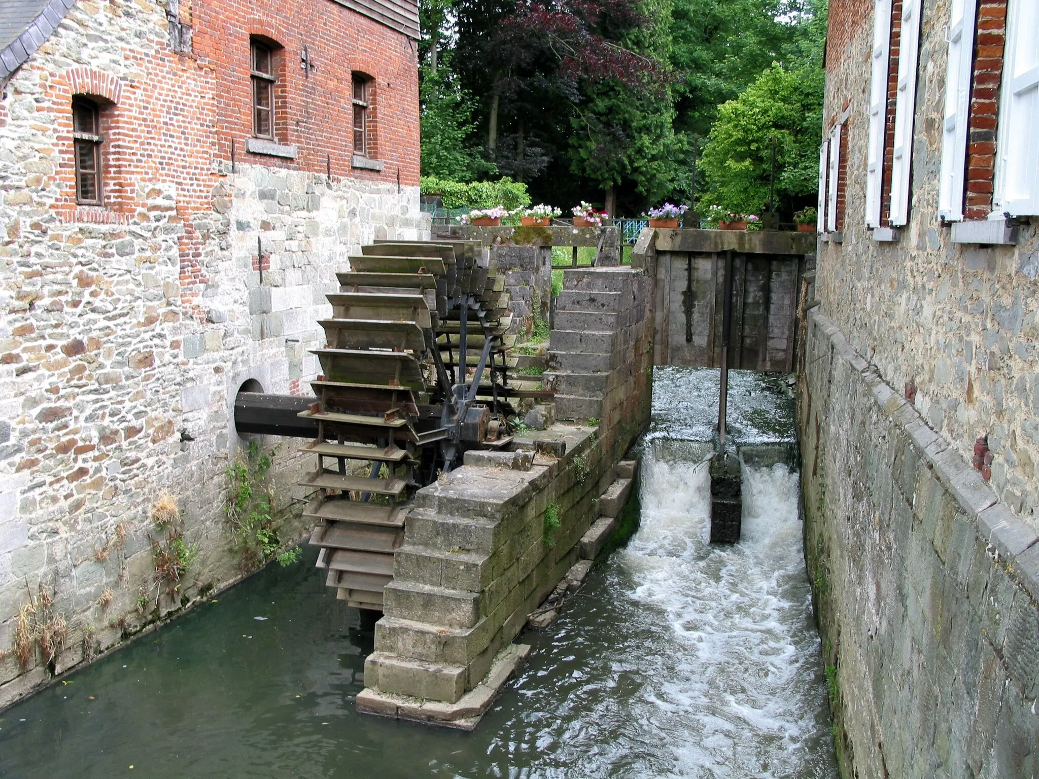 Photo showing: Braine-le-Château (Belgium), the old community watermill on the Hain river.