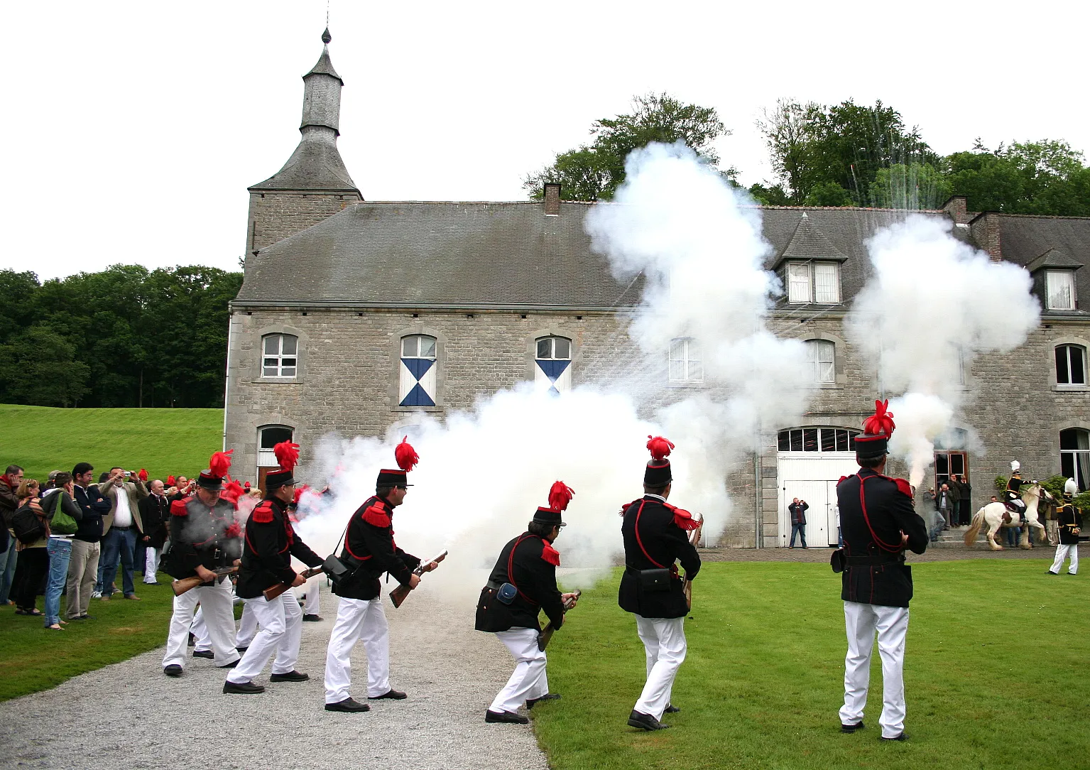 Photo showing: Acoz (Belgium): salvo fired in the castle courtyard during "St. Rolende's March" (2007).