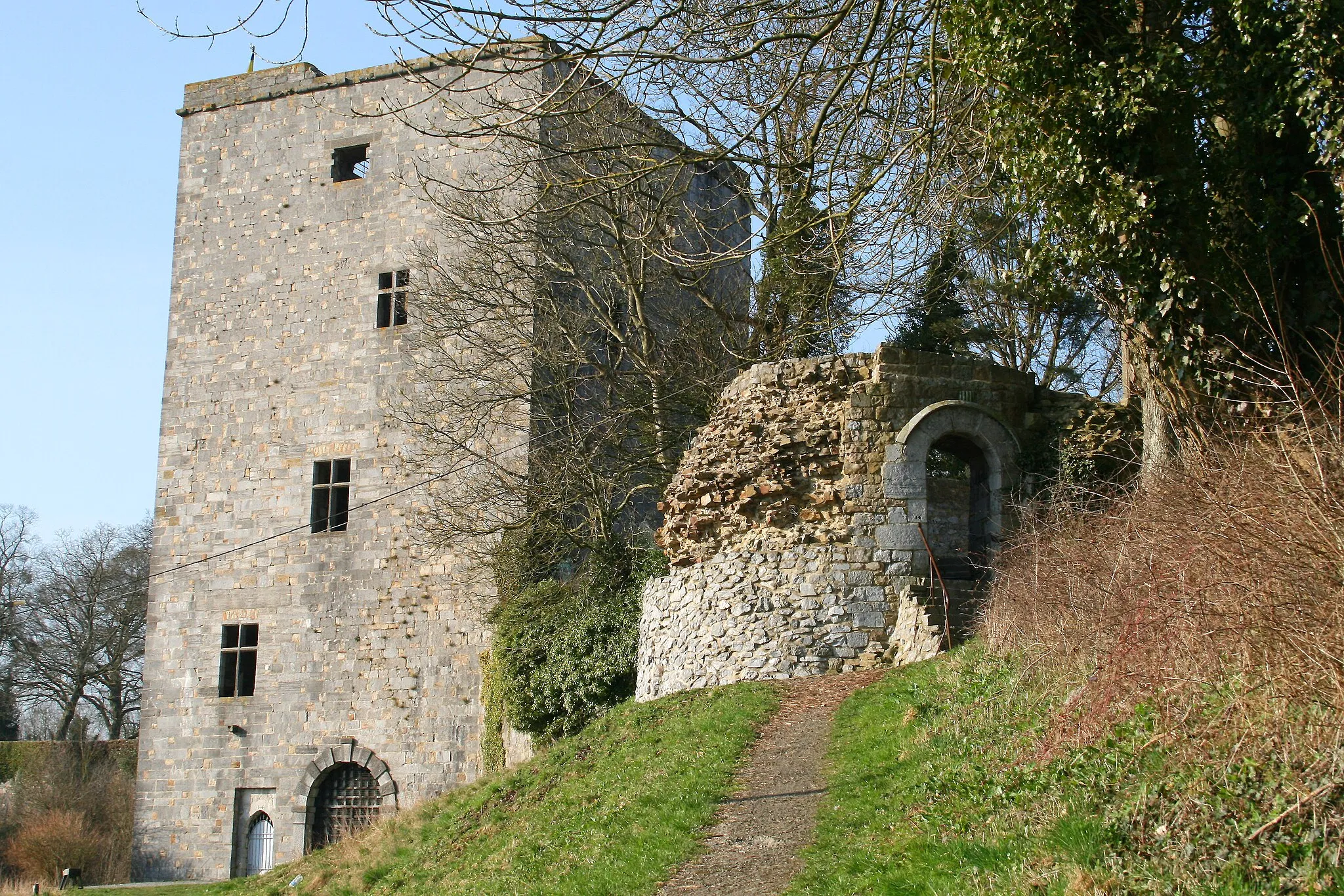 Photo showing: Beaumont, Belgium, the postern and the "Tour Salamandre" (XIth century).