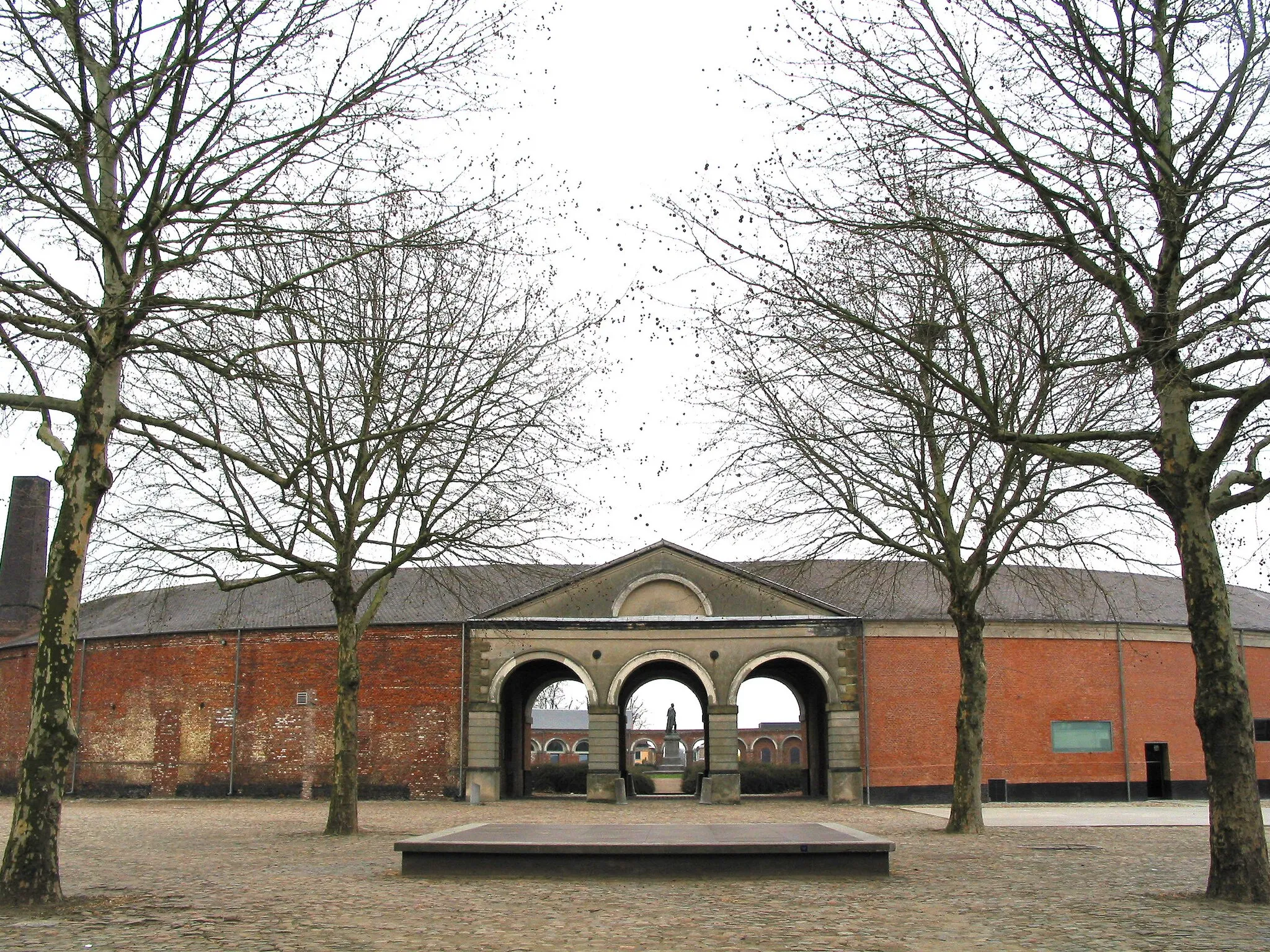 Photo showing: Hornu (Belgium), monumental neoclassical portico giving access to the second internal courtyard of the industrial complex called "Grand-Hornu" built by Henri De Gorge between 1810 and 1830, according to plans by architect Bruno Renard.