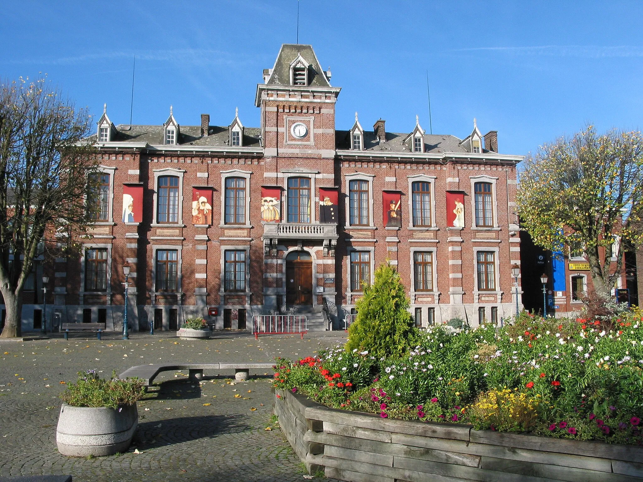 Photo showing: Chapelle-lez-Herlaimont (Belgium), the town hall (1892).