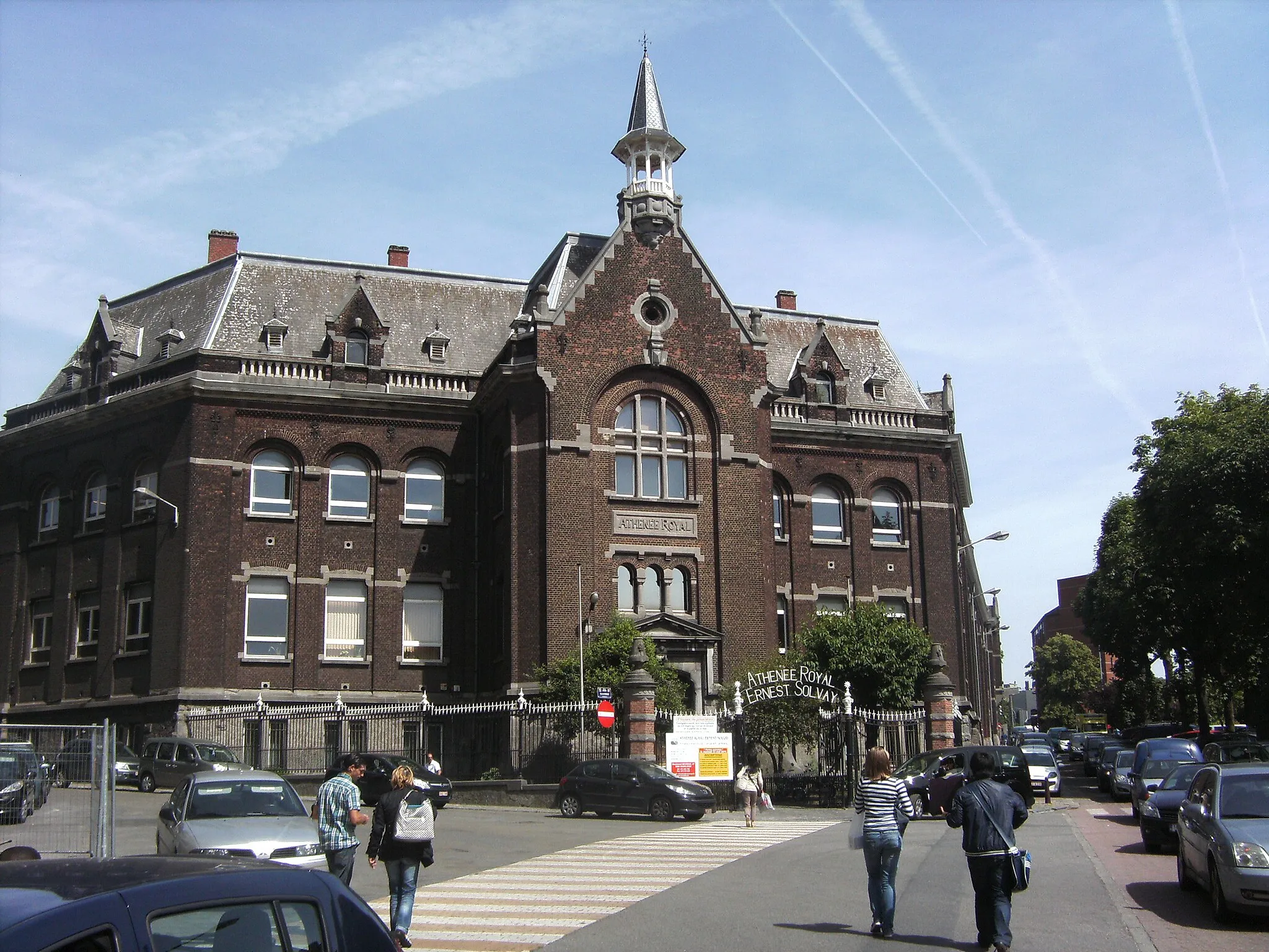 Photo showing: Charleroi (Belgique) - Athénée royal Solvay - entrée principale à l'angle du boulevard Émile Devreux et de la rue de l'Athénée.