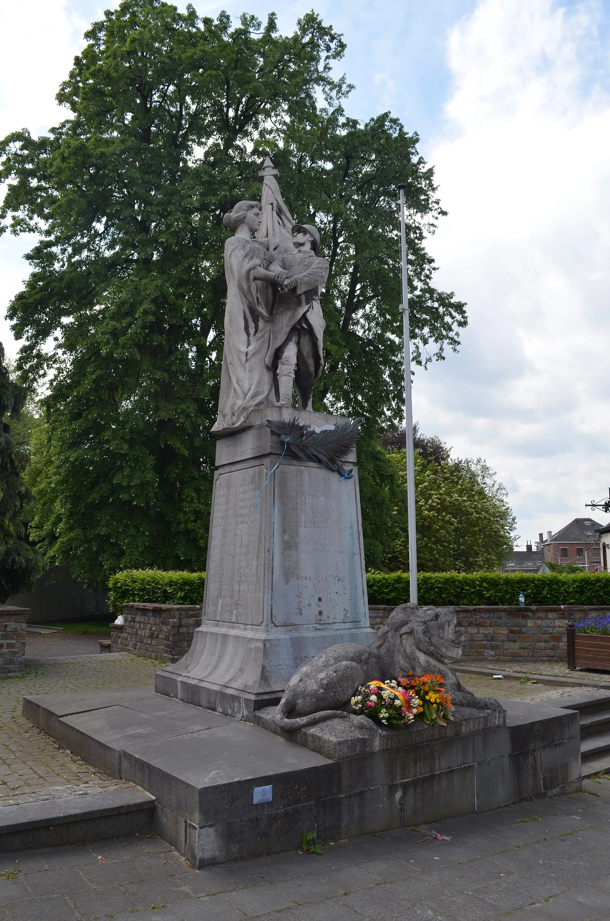 Photo showing: Couillet (Charleroi-Belgique) - monument aux morts - œuvre de Désiré Weygers (Bruxelles 1868-Etterbeek 1929).