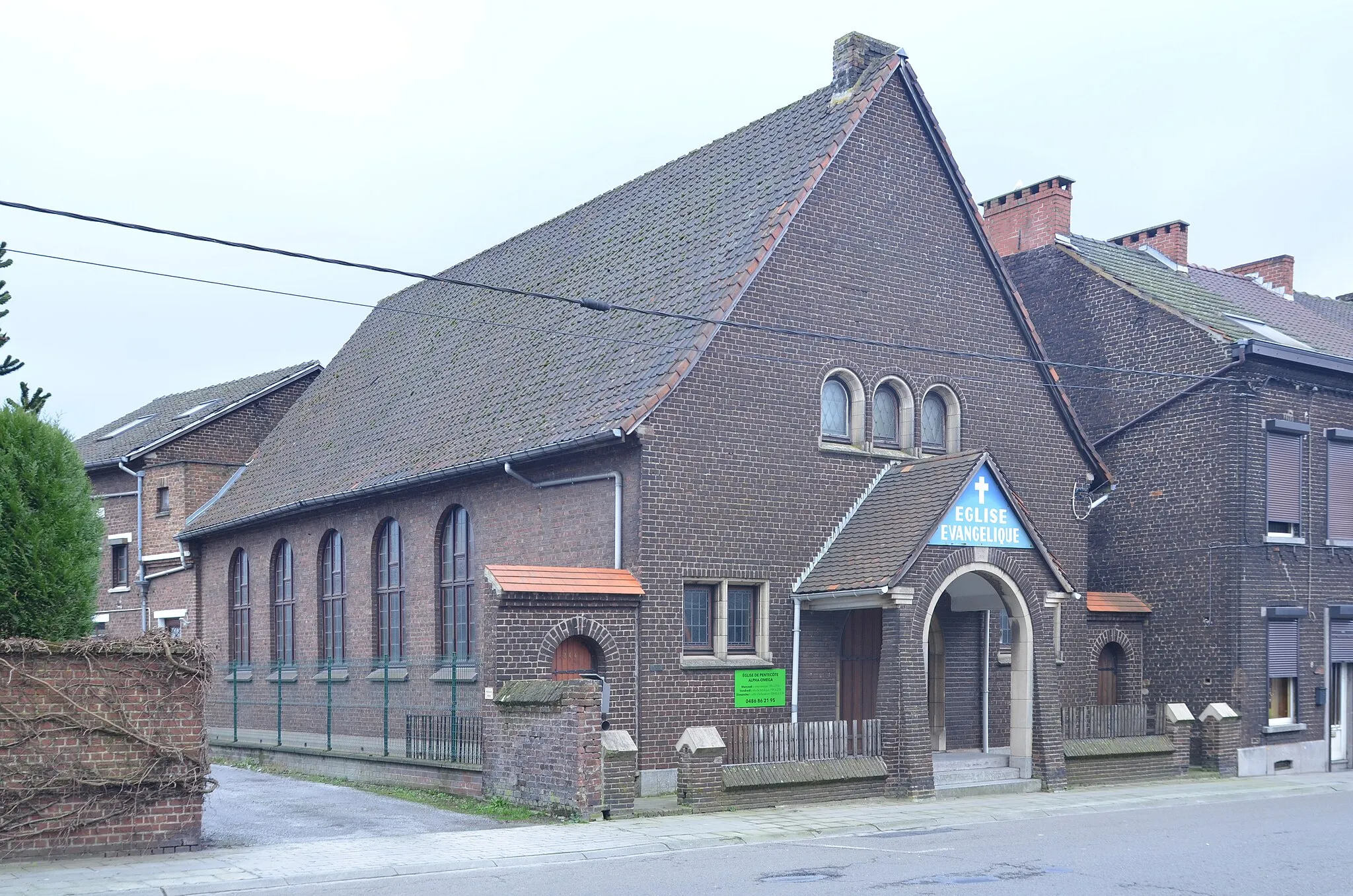 Photo showing: Église de Pentecôte Alpha-Omega, Dampremy (Charleroi-Belgique). Bâtiment construit en 1938 dans la rue Jean Jaurès par l'architecte P. Calame.