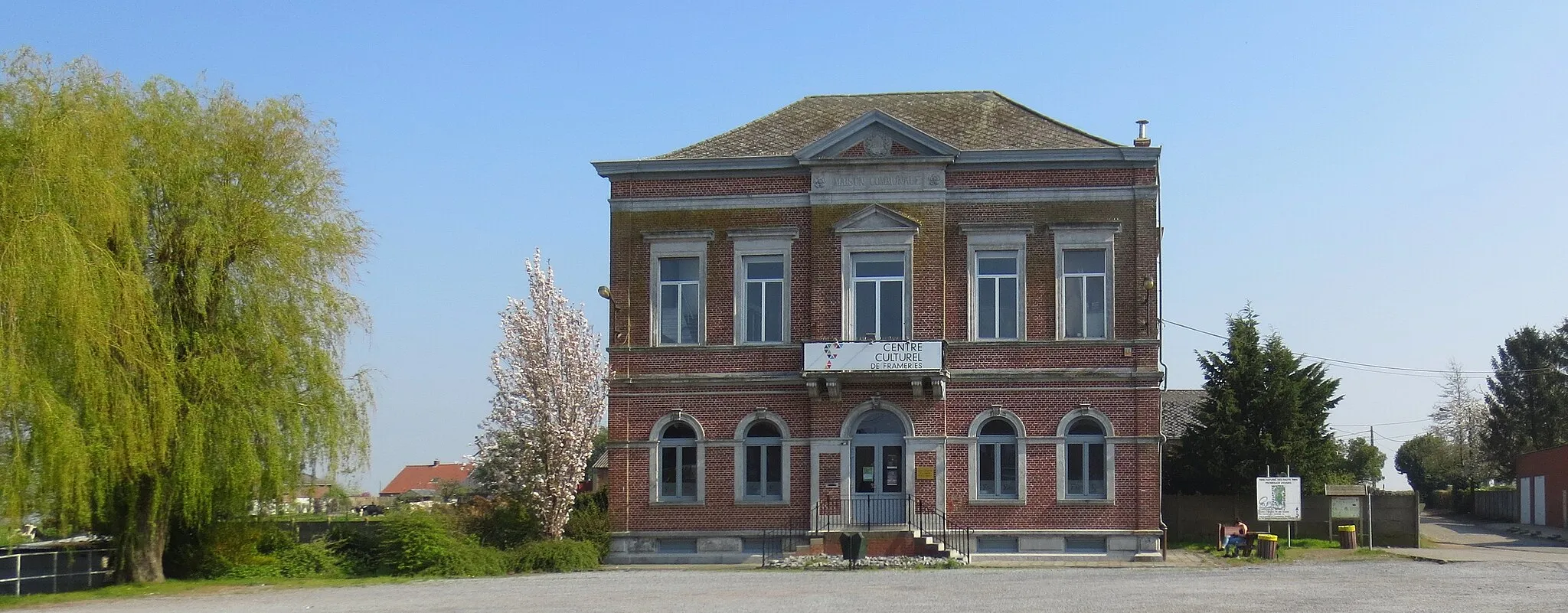 Photo showing: La maison communale d'Eugies.