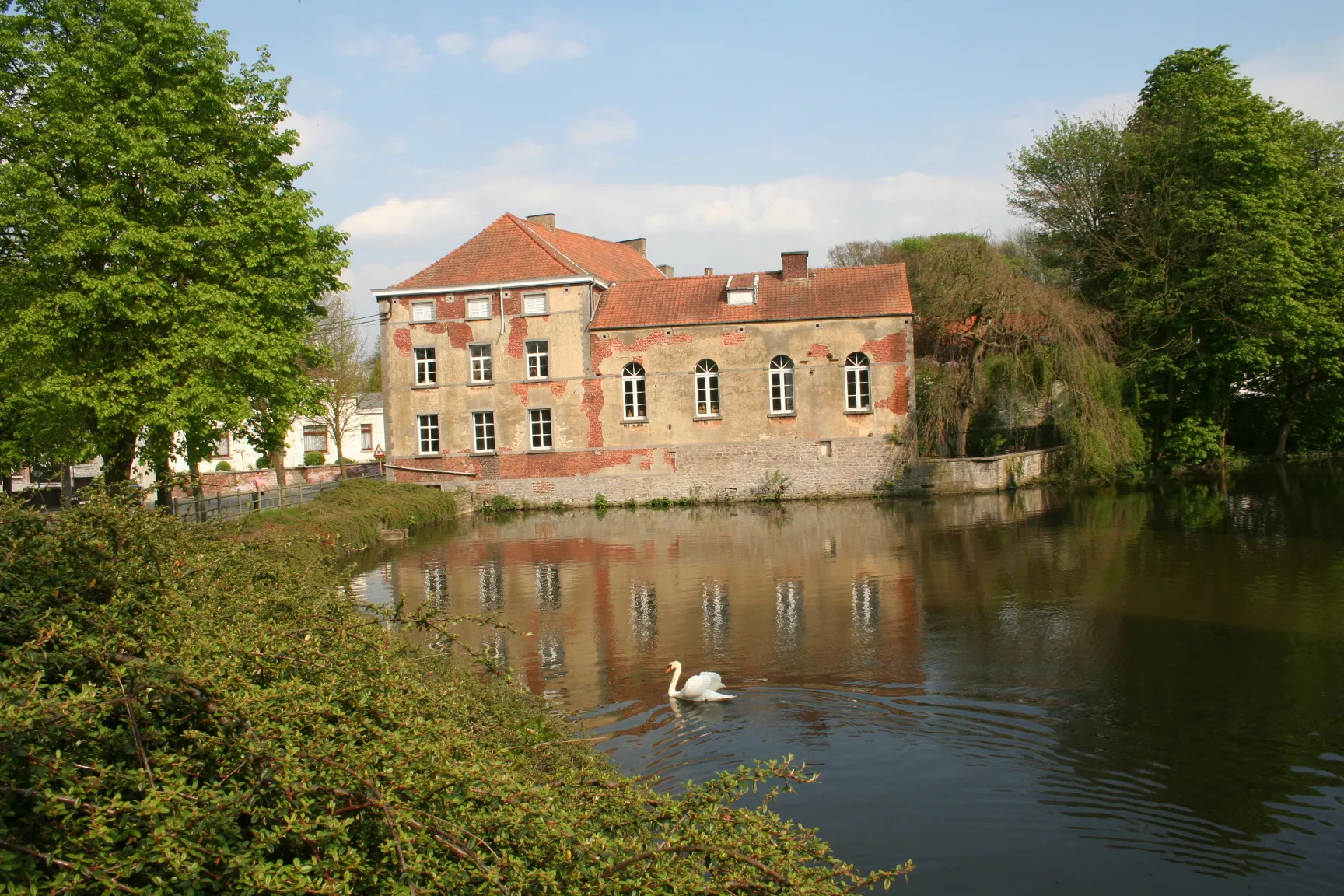 Photo showing: Feluy (Belgium),  the castel moats who are fed by the Graty river.