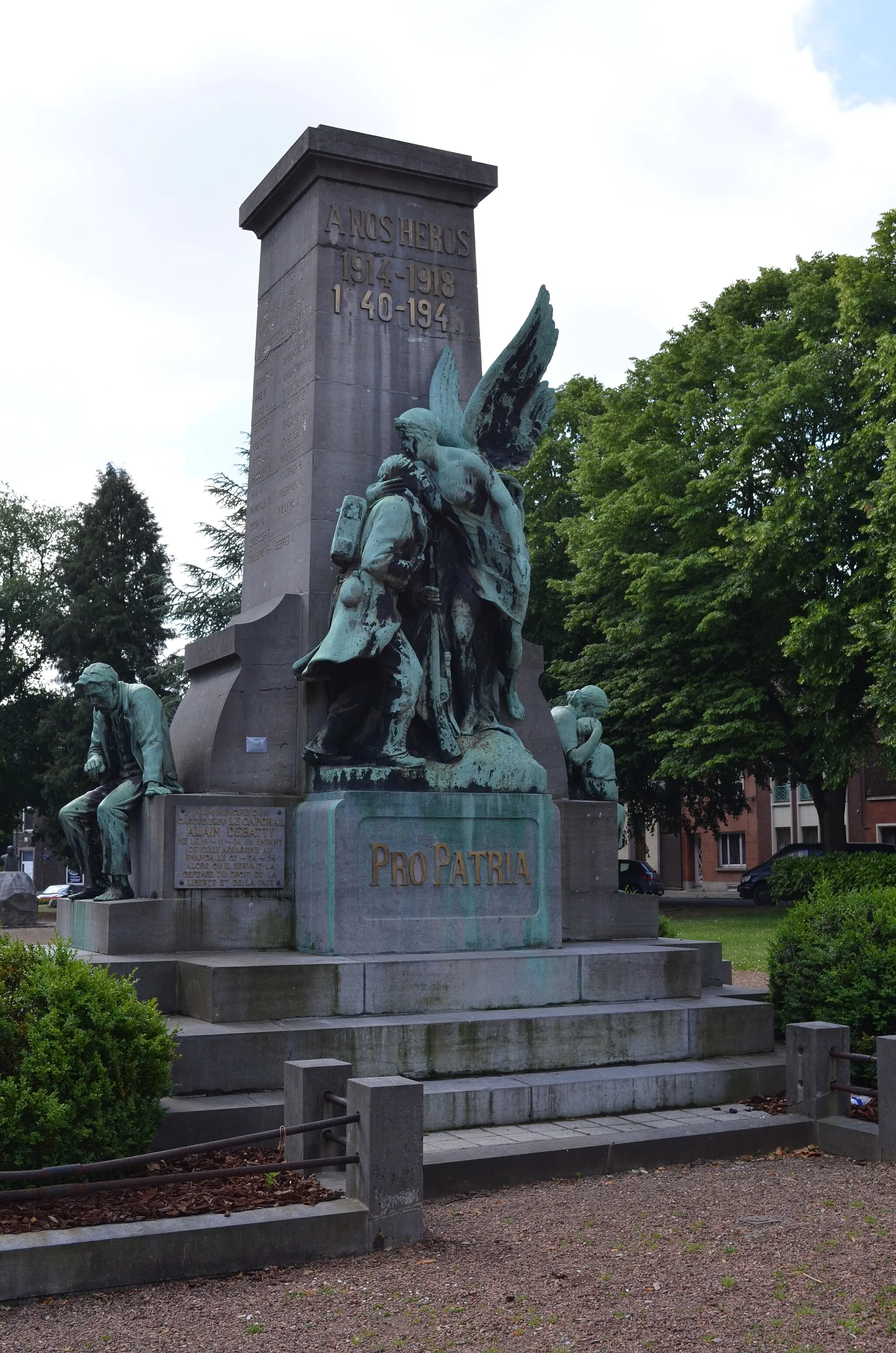 Photo showing: Gilly (Charleroi-Belgique) - Monument aux morts à la place Saint-Pierre. Œuvre du sculpteur Jules Van der Stock (1897-1944).