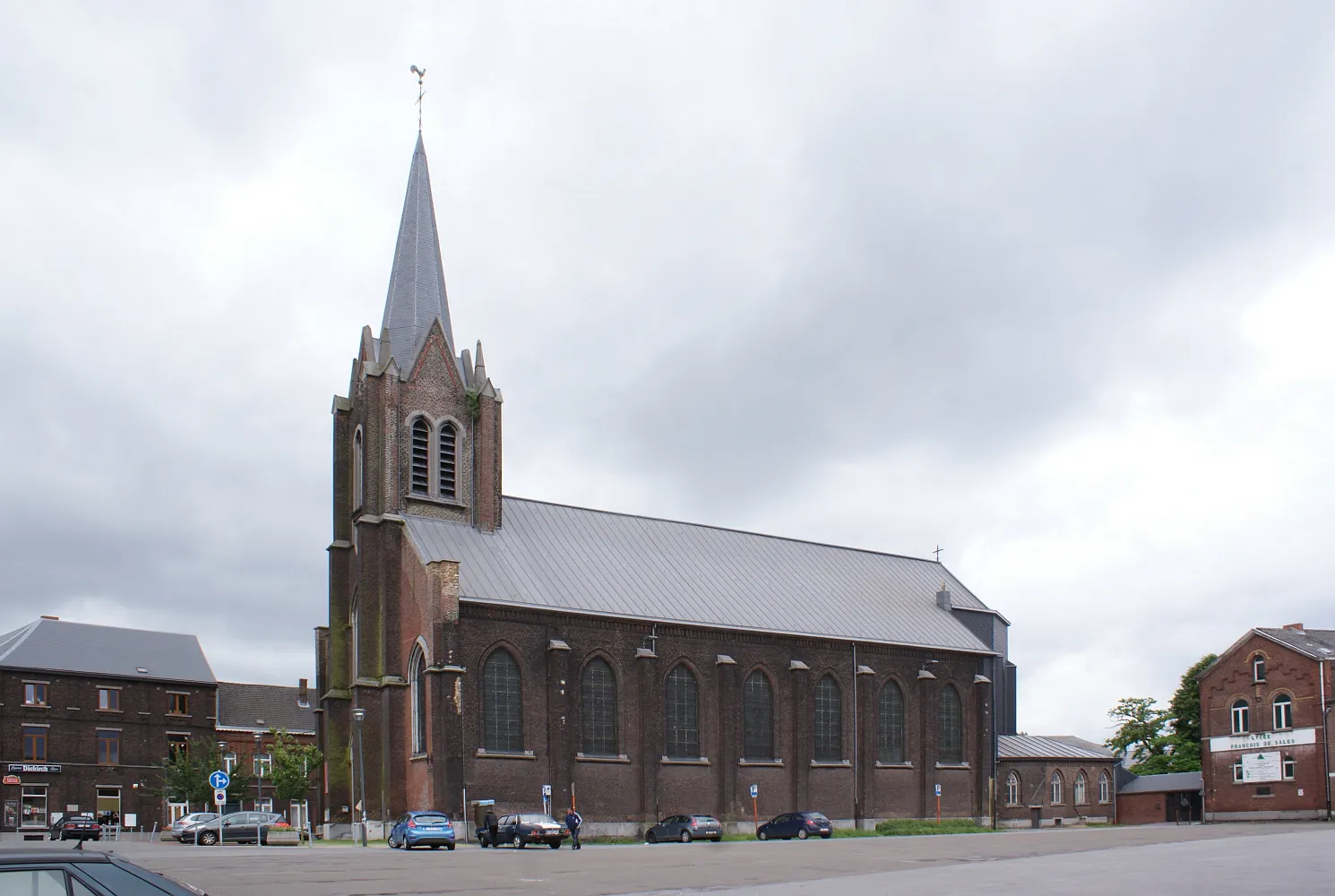 Photo showing: Sint-Barbarakerk (Gilly) - Zijaanzicht