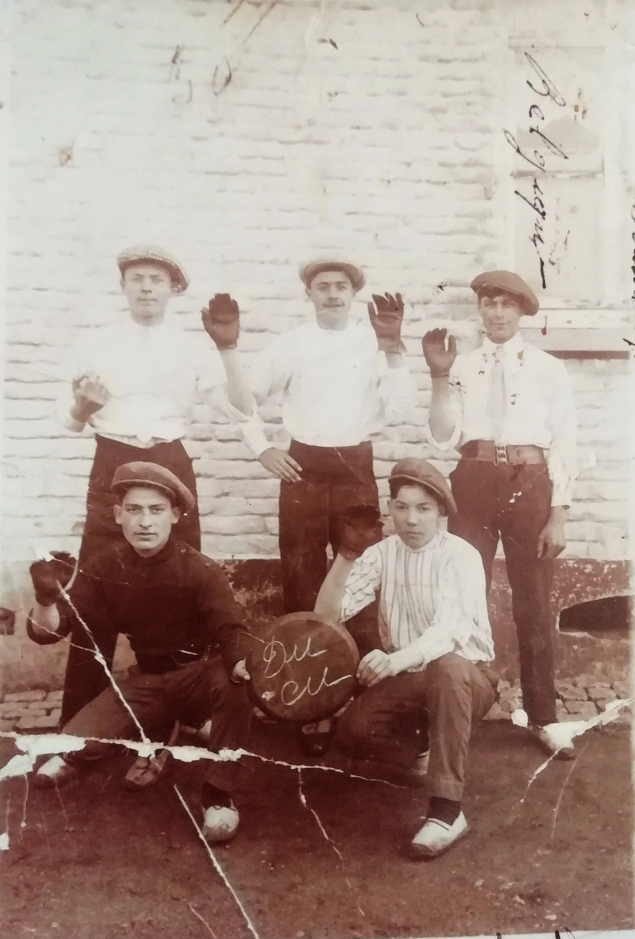 Photo showing: Une équipe de balle pelote à Godarville en 1916 (Debout : Marcel Charlier, Edmond Charlier et Émile Bomal - accroupis : Augustin Vanderbèque et Léon Robert).