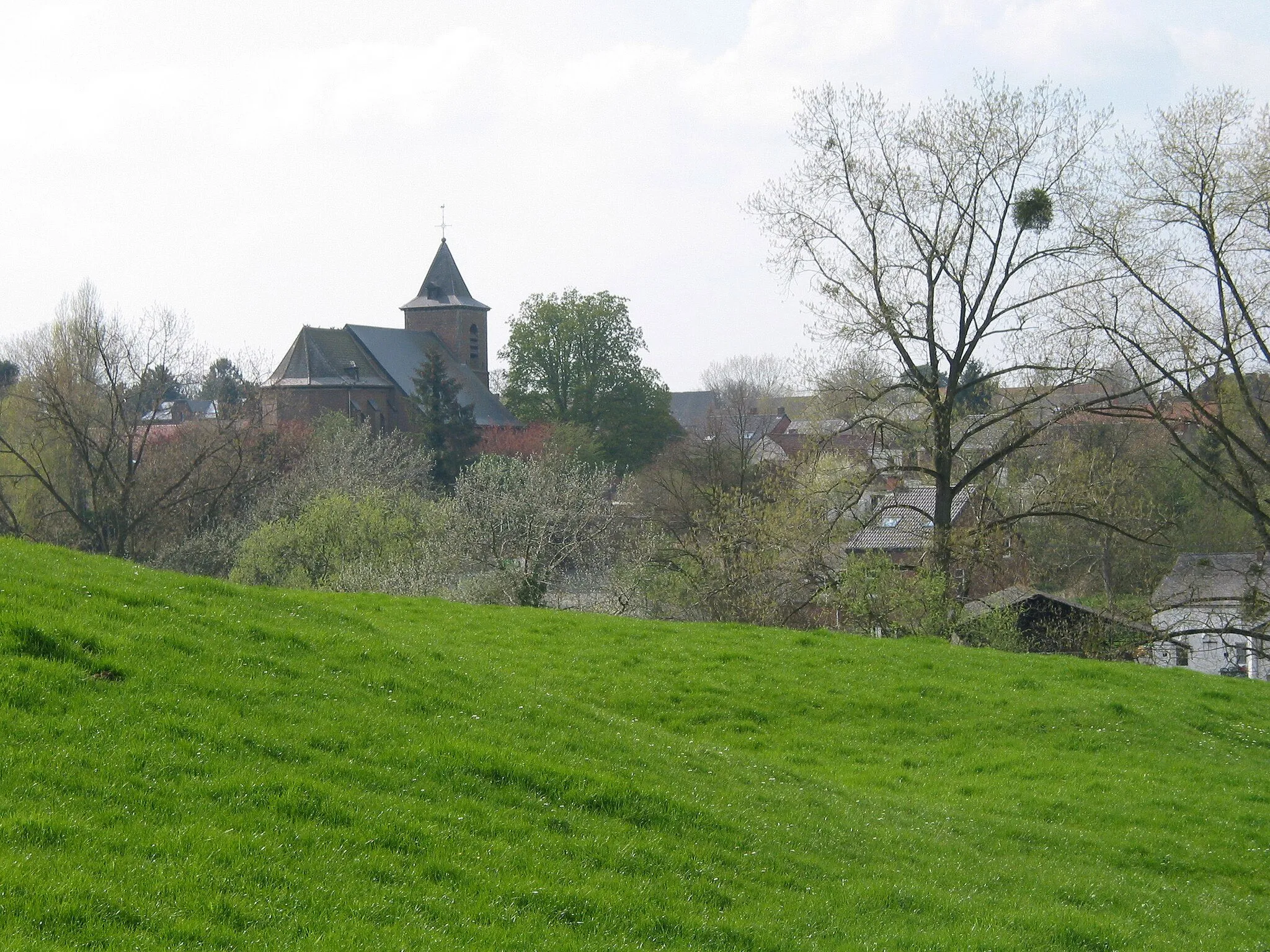 Photo showing: Gottignies (Belgium), the neighbourhood of the St. Léger church.