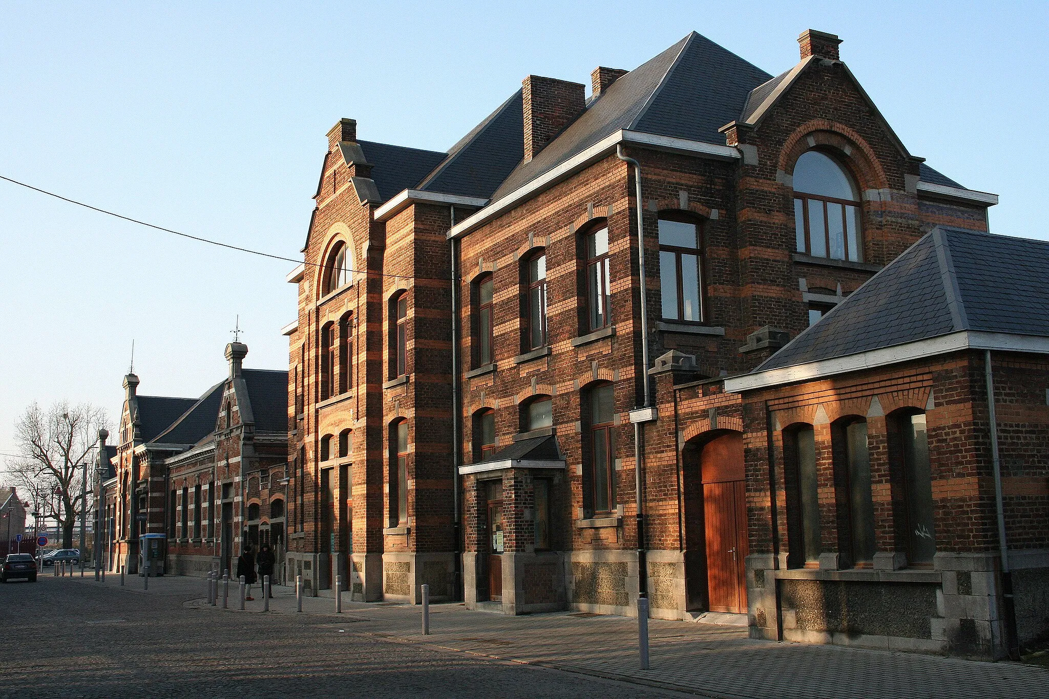Photo showing: Haine-Saint-Pierre (Belgium),  the train station (1885-1886).