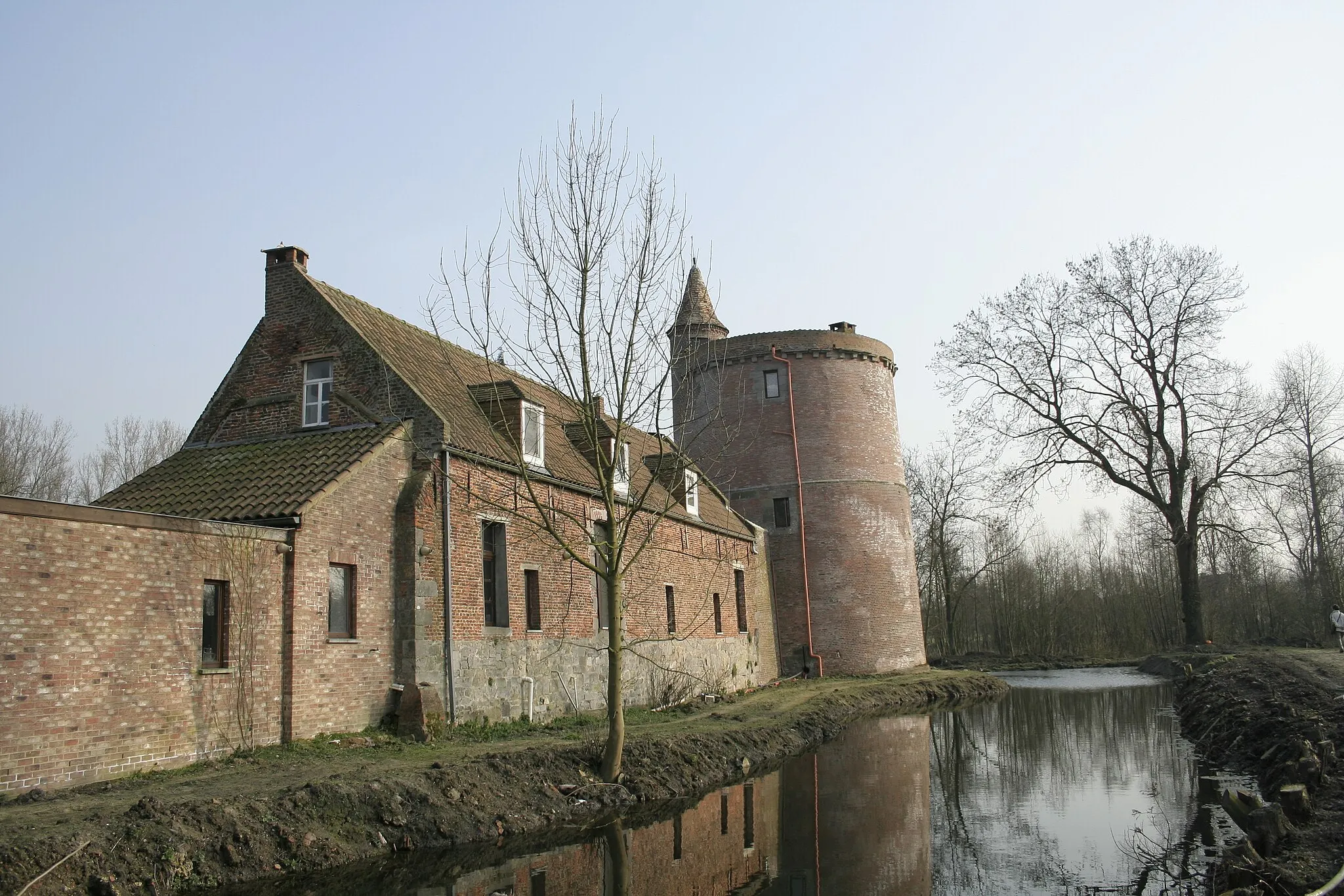 Photo showing: Herchies (Belgium), Avenue du château d’Egmont – The old castle, now the Marie-Médiatrice priory .