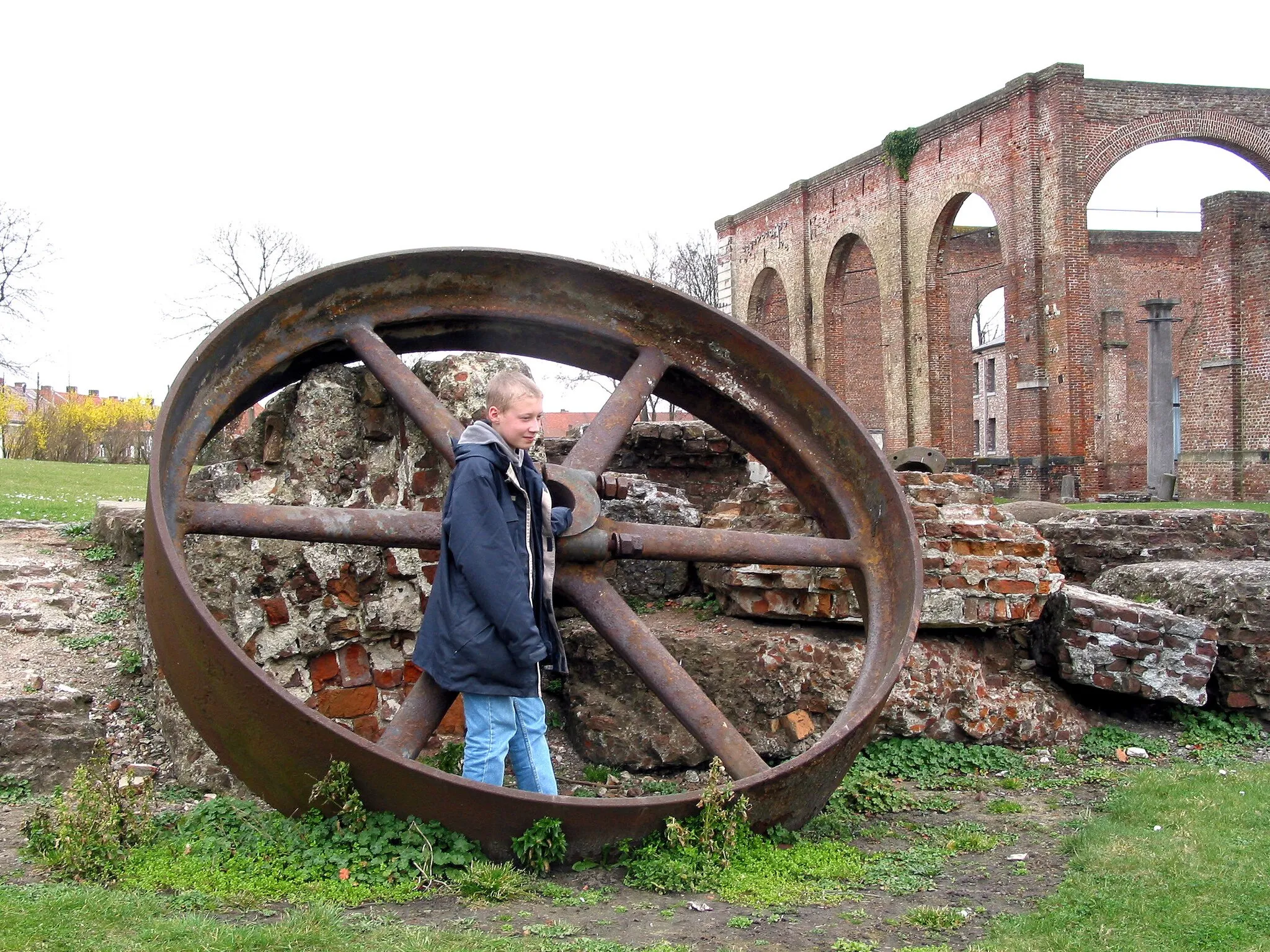 Photo showing: Hornu (Belgium),  young boy visiting the ruins of  the "Grand-Hornu" industrial complex (built by Henri De Gorge between 1810 and 1830, folowing the drawings of Bruno Renard).