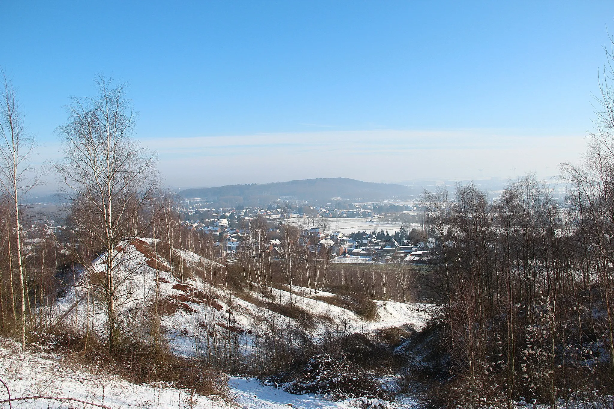 Photo showing: Hyon (Belgium), the village and the Mount Panisel seen from the summit of Mount Héribus.