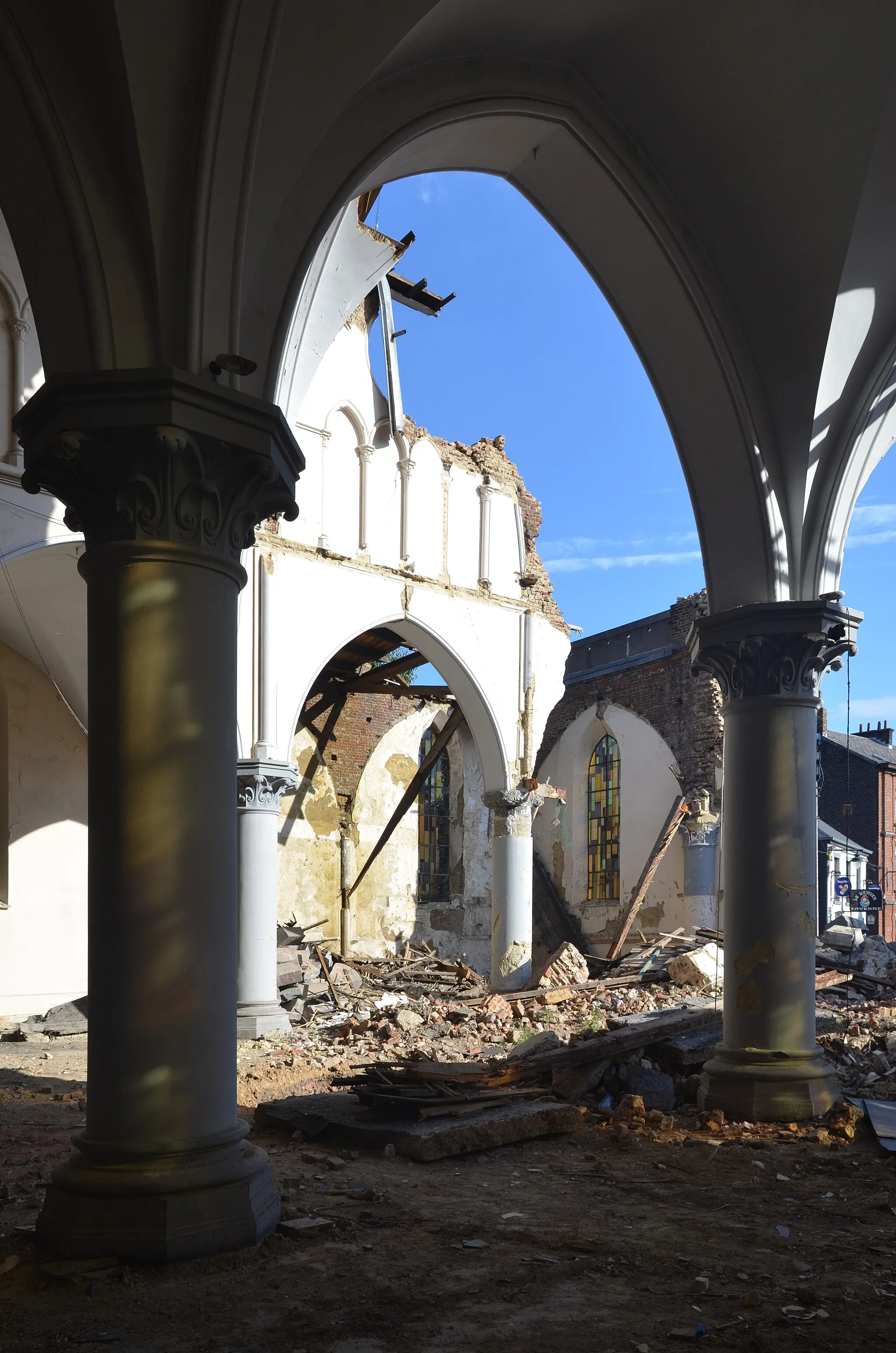 Photo showing: Demolition of the Church of the Holy Virgin in Lodelinsart (Charleroi-Belgium).