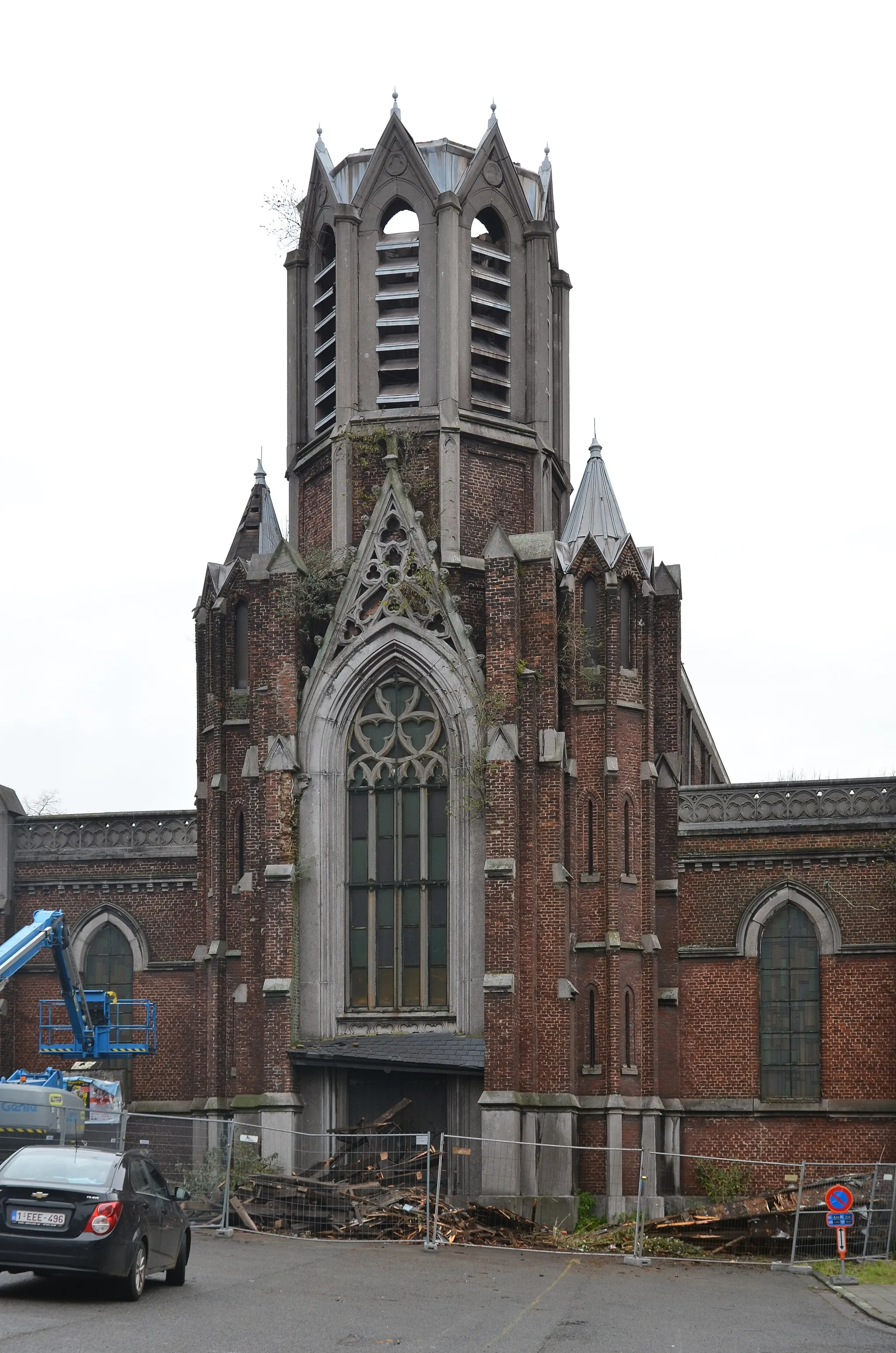 Photo showing: Lodelinsart (Charleroi-Belgique) - Église paroissiale de la Sainte-Vierge - 1876 - architecte Emile Ryez. Démolition débutée en décembre 2019.
