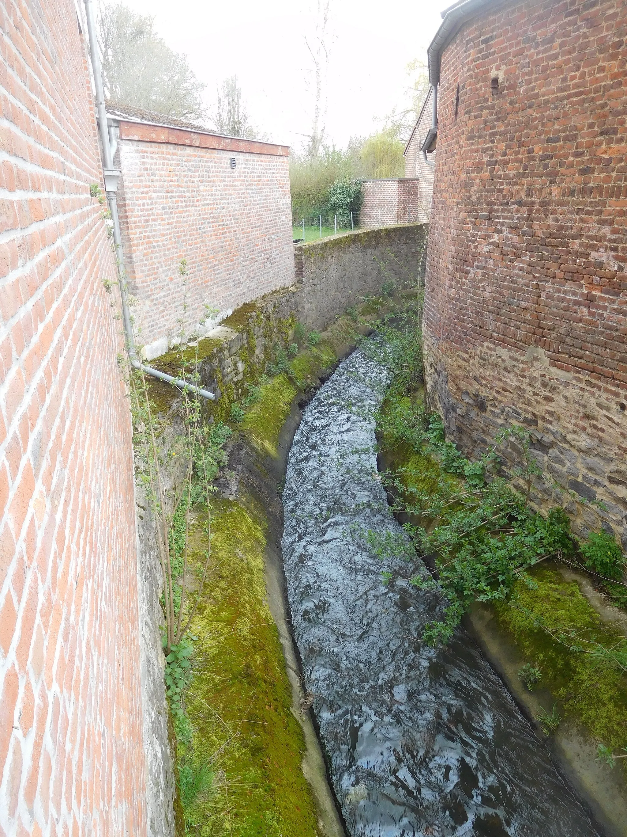 Photo showing: La Sennette, affluent de la Senne, est canalisée à Marche-lez-Écaussinnes (Belgium)