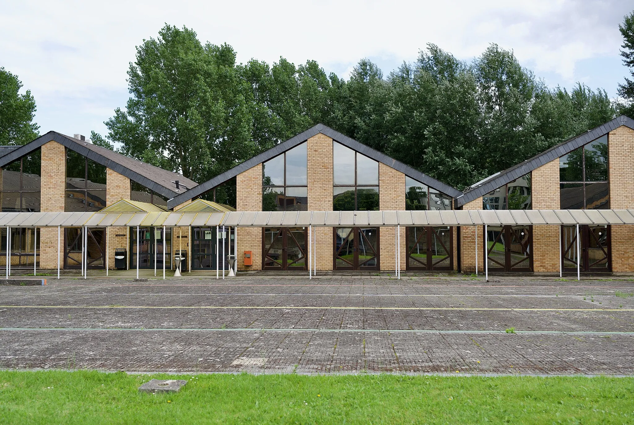 Photo showing: Hôpital Van Gogh. Marchienne-au-Pont. Façade pavillons et pergola.