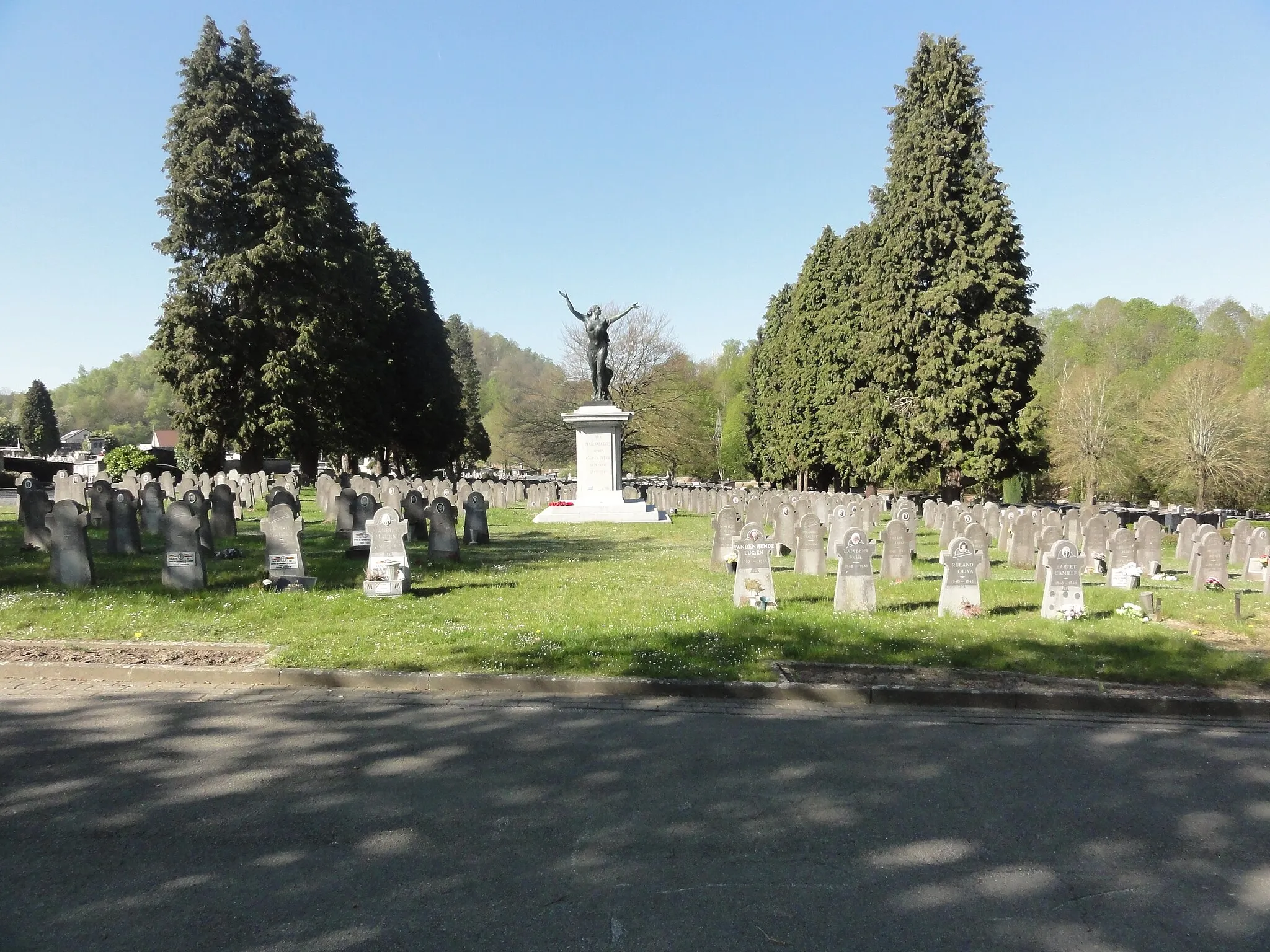 Photo showing: Marcinelle (Charleroi) cimetière, tombes de guerre