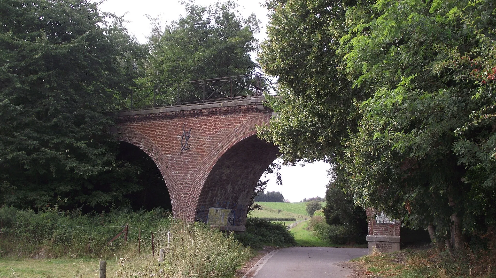 Photo showing: Vroegere buurtspoorbrug gezien vanaf het zuiden.