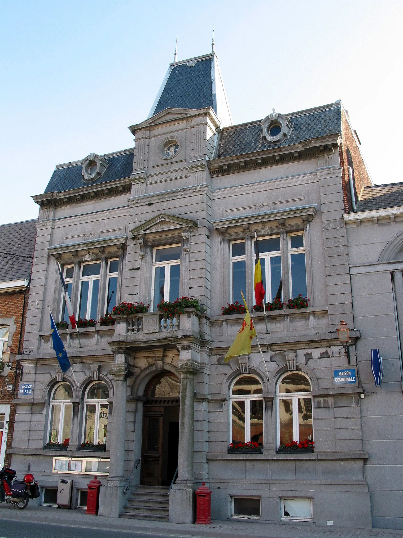 Photo showing: Merbes-le-Château (Belgium), the town hall.