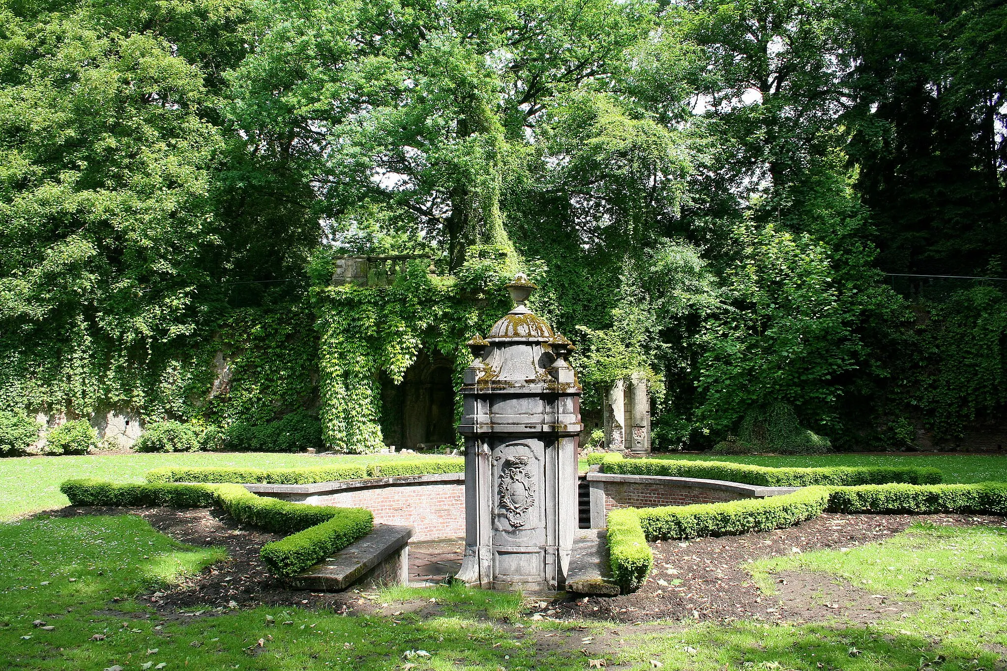 Photo showing: Morlanwelz-Mariemont (Belgium) - Parc de :Mariemont - Archiduke fountain also named Spa fountain (XVIIth century).