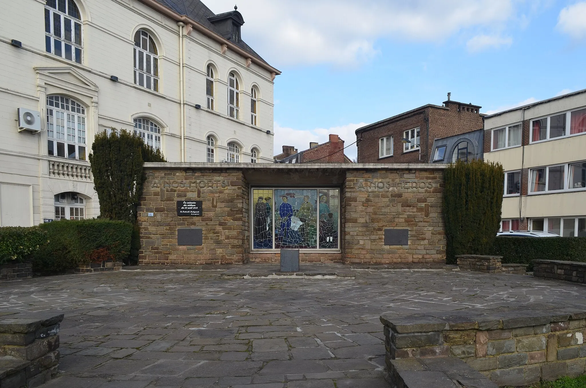 Photo showing: Montignies-sur-Sambre (Charleroi-Belgique - monument au mort.