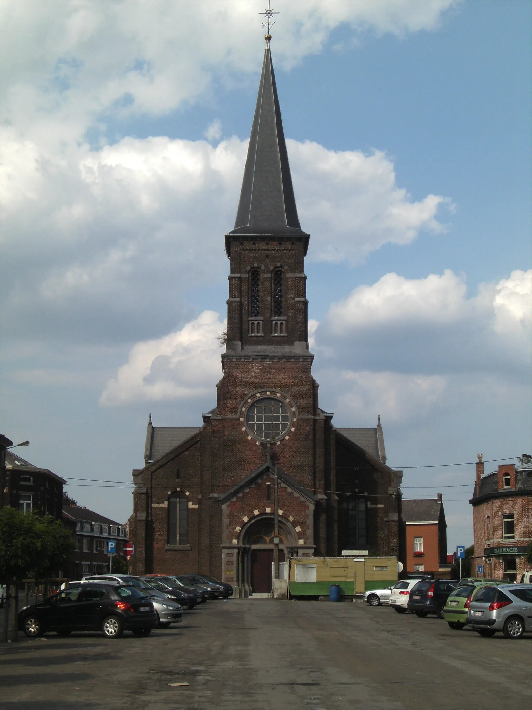 Photo showing: Montignies-sur-Sambre (Charleroi-Belgique) - Rue Ferrer (place Émile Vandervelde) - Église Saint-Pierre - Construction en brique et pierre de tendance néo-romane par l'architecte A. Quinet (1880).