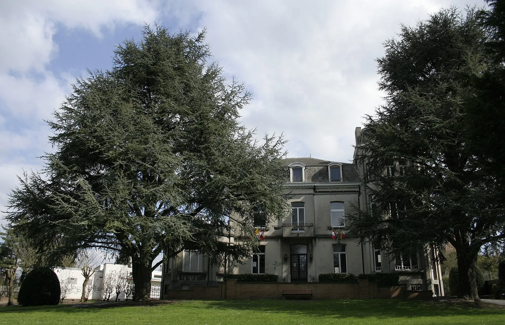 Photo showing: Obourg (Belgium), the ancient city hall and his park.